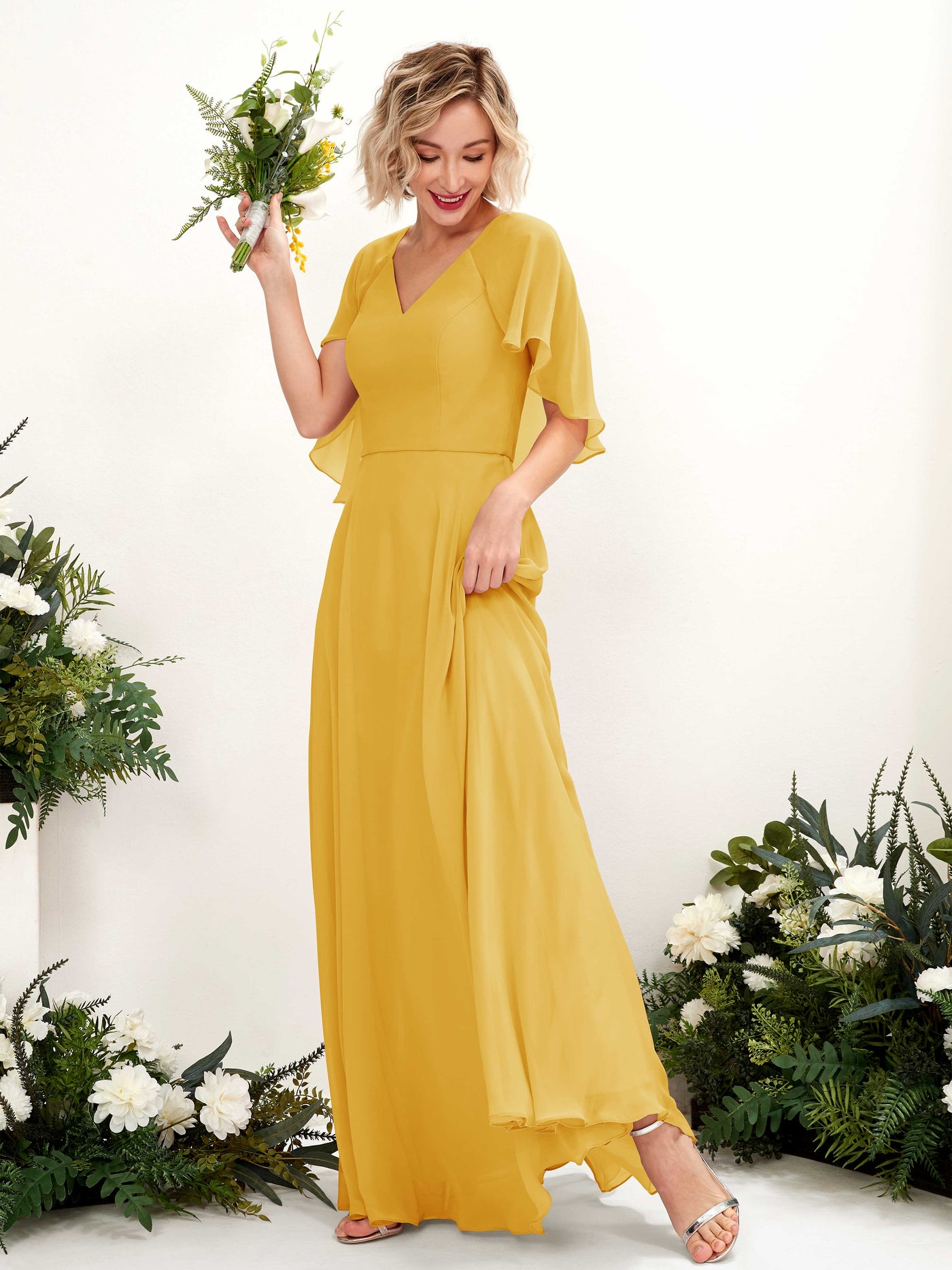 Carlyna Vestido línea A con escote en V y mangas capa hasta el suelo vestido de dama de honor Amarillo Mostaza #color_amarillo-mostaza