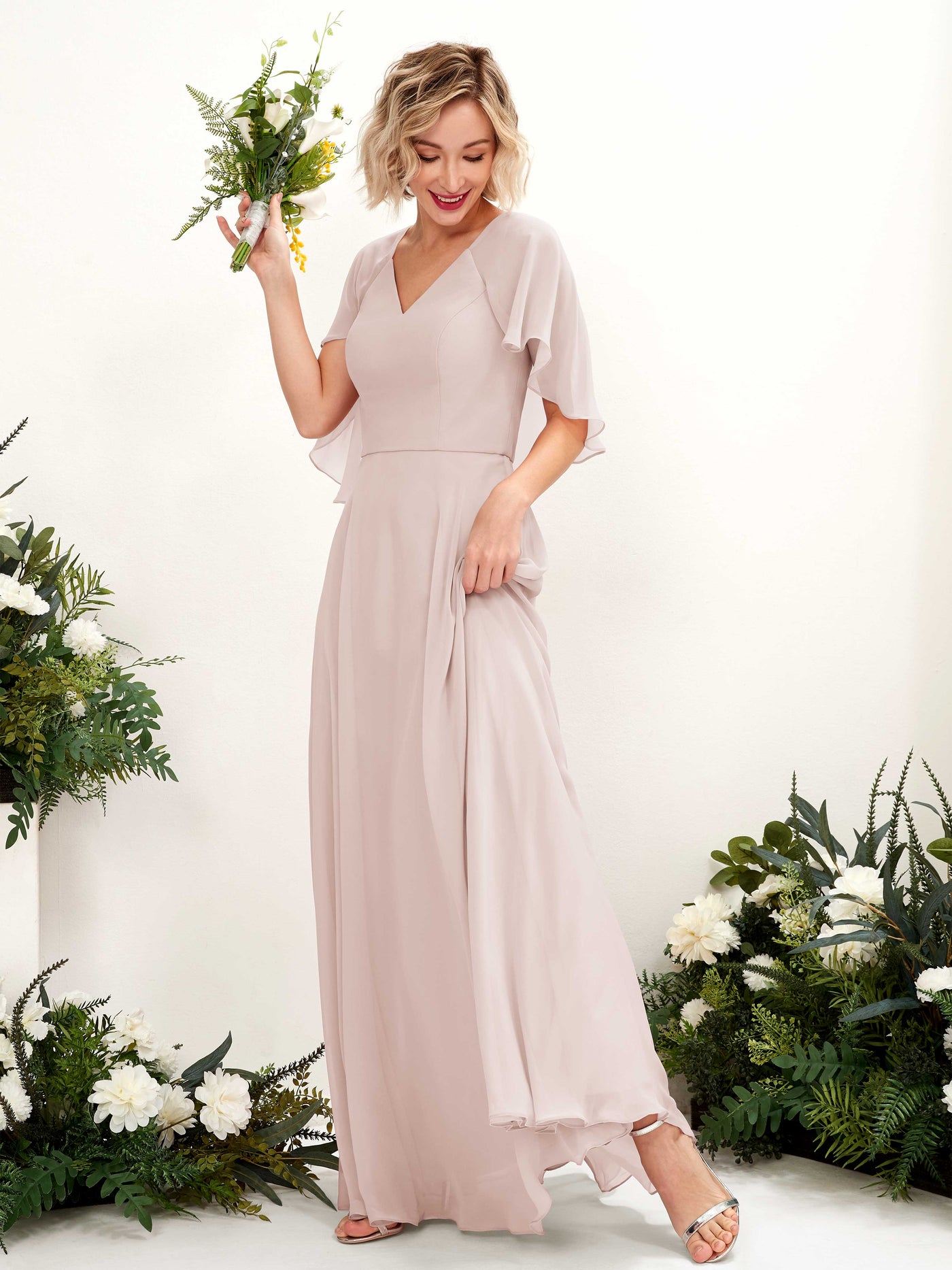 Carlyna Vestido línea A con escote en V y mangas capa hasta el suelo vestido de dama de honor Biscotti #color_biscotti