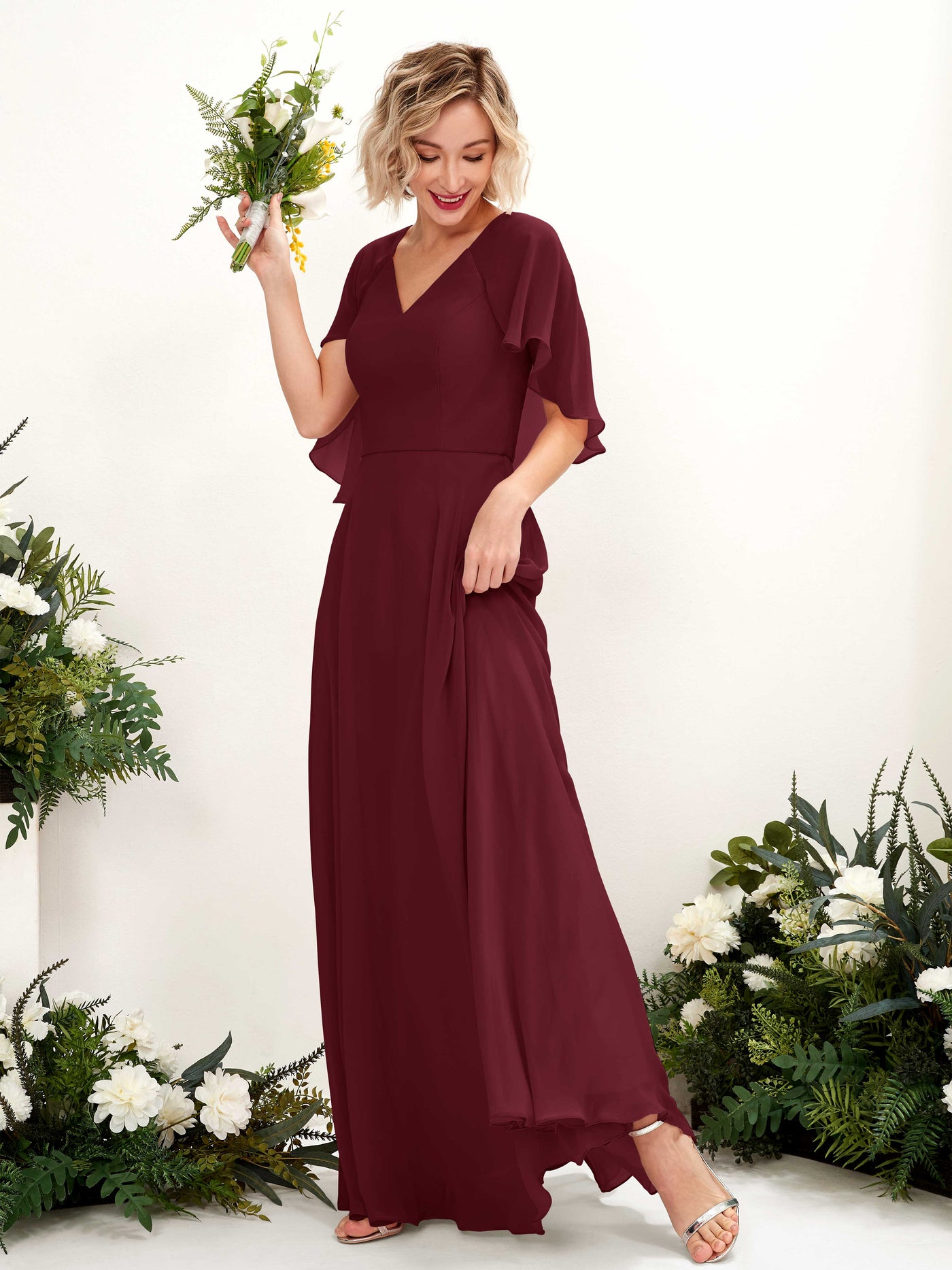 Carlyna Vestido línea A con escote en V y mangas capa hasta el suelo vestido de dama de honor Borgoña #color_borgo-a