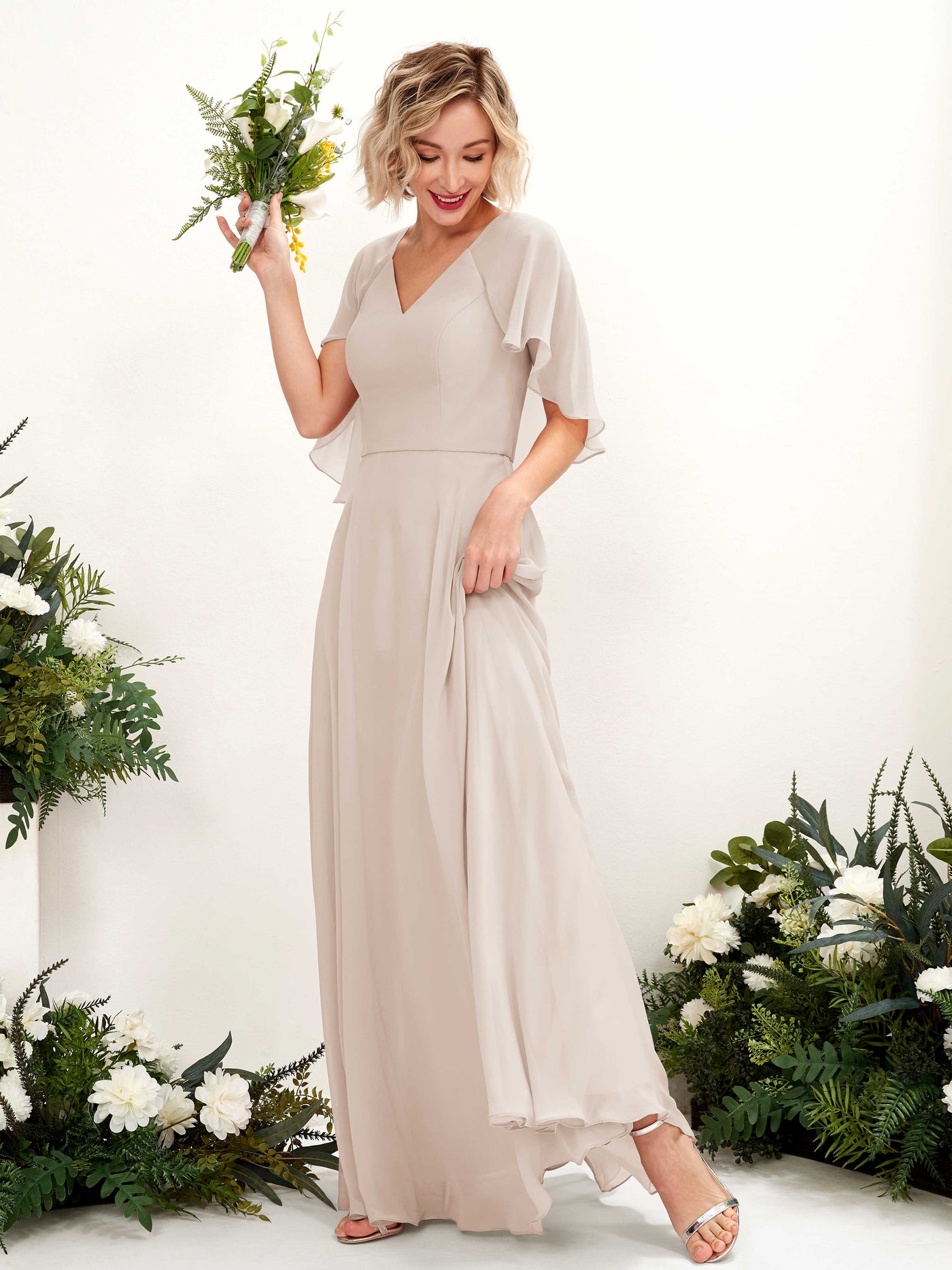 Carlyna Vestido línea A con escote en V y mangas capa hasta el suelo vestido de dama de honor Champán #color_champ-n