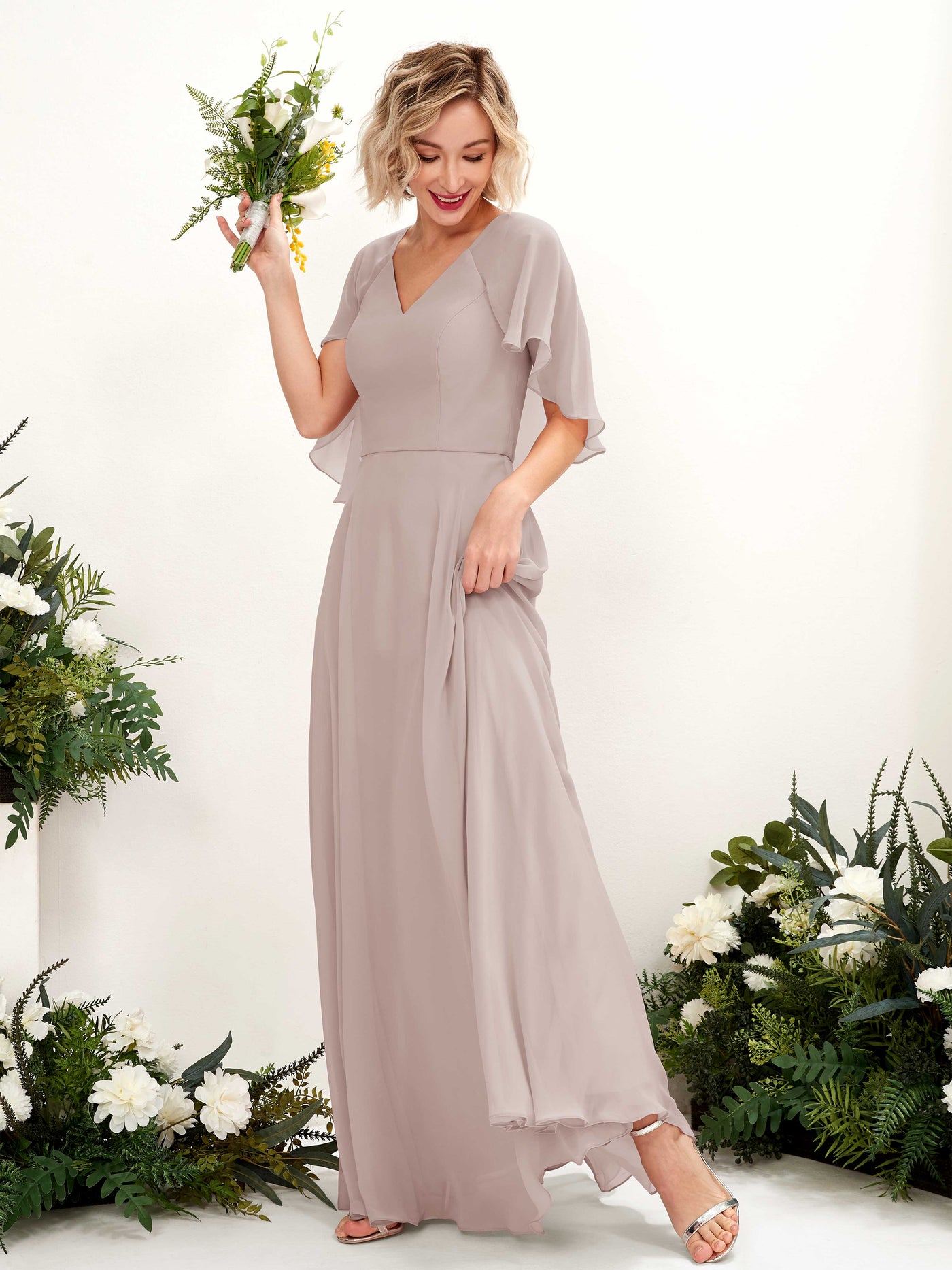 Carlyna Vestido línea A con escote en V y mangas capa hasta el suelo vestido de dama de honor Gris Pardo #color_gris-pardo
