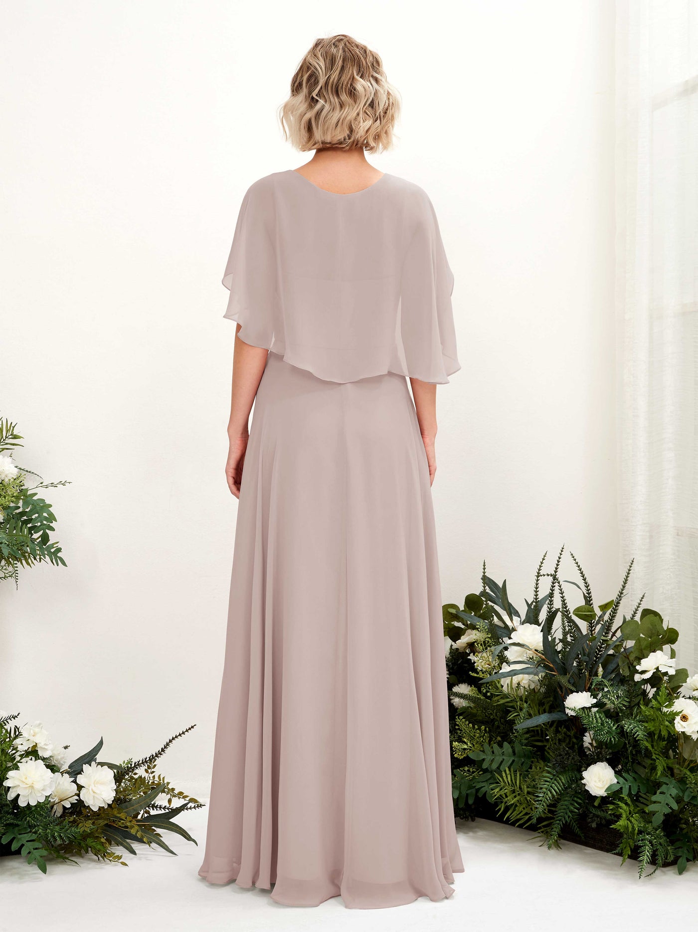 Carlyna Vestido línea A con escote en V y mangas capa hasta el suelo vestido de dama de honor Gris Pardo #color_gris-pardo