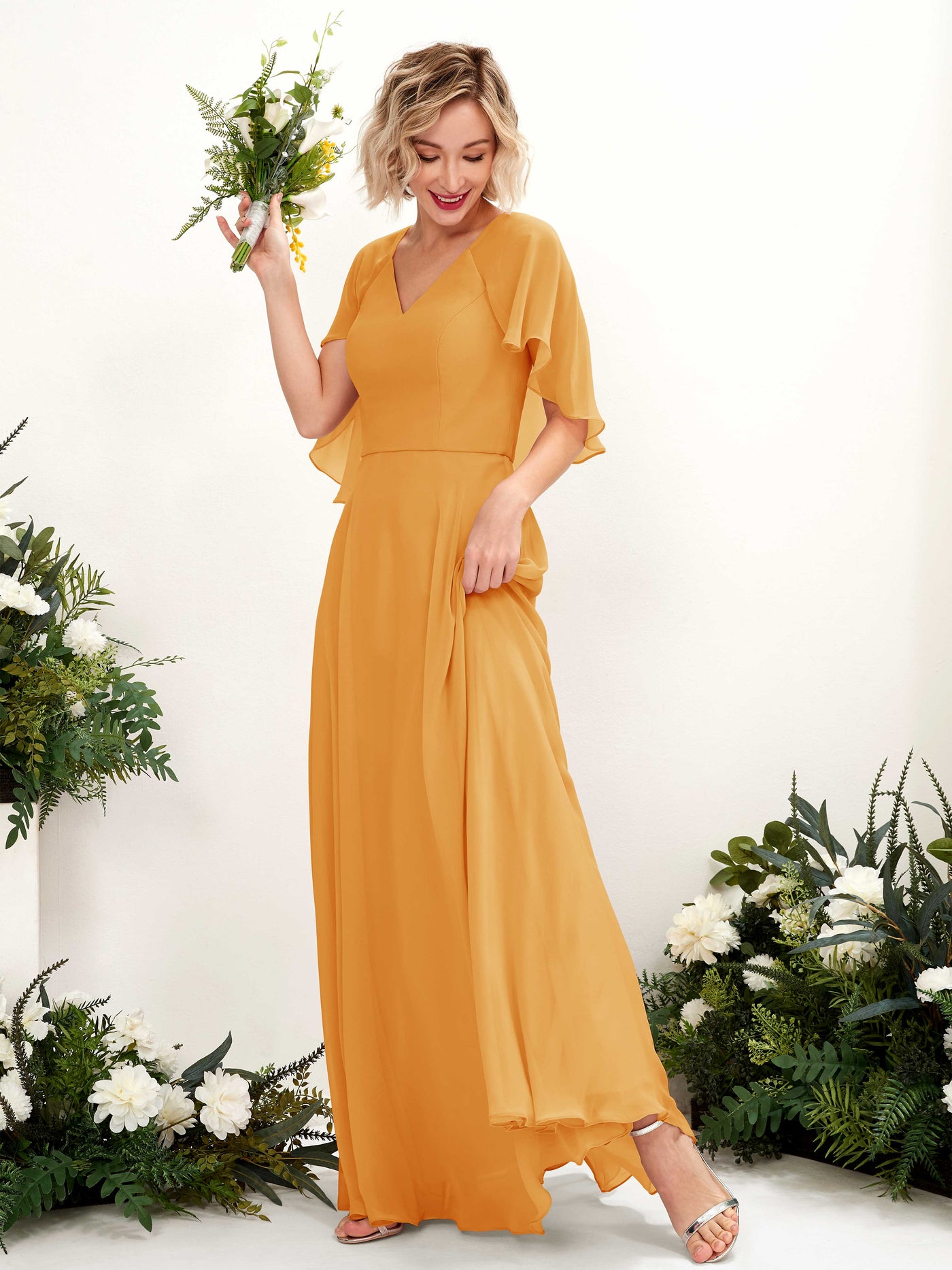Carlyna Vestido línea A con escote en V y mangas capa hasta el suelo vestido de dama de honor Mango #color_mango