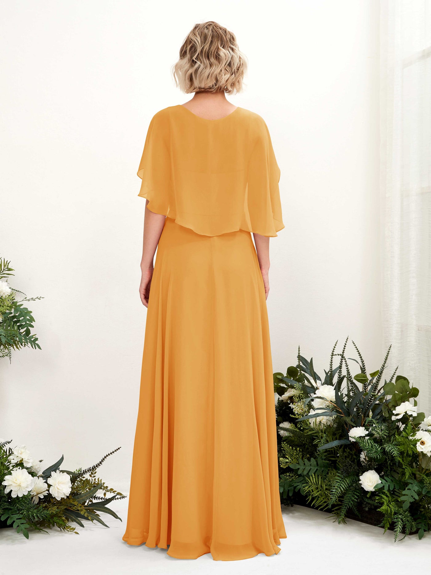 Carlyna Vestido línea A con escote en V y mangas capa hasta el suelo vestido de dama de honor Mango #color_mango