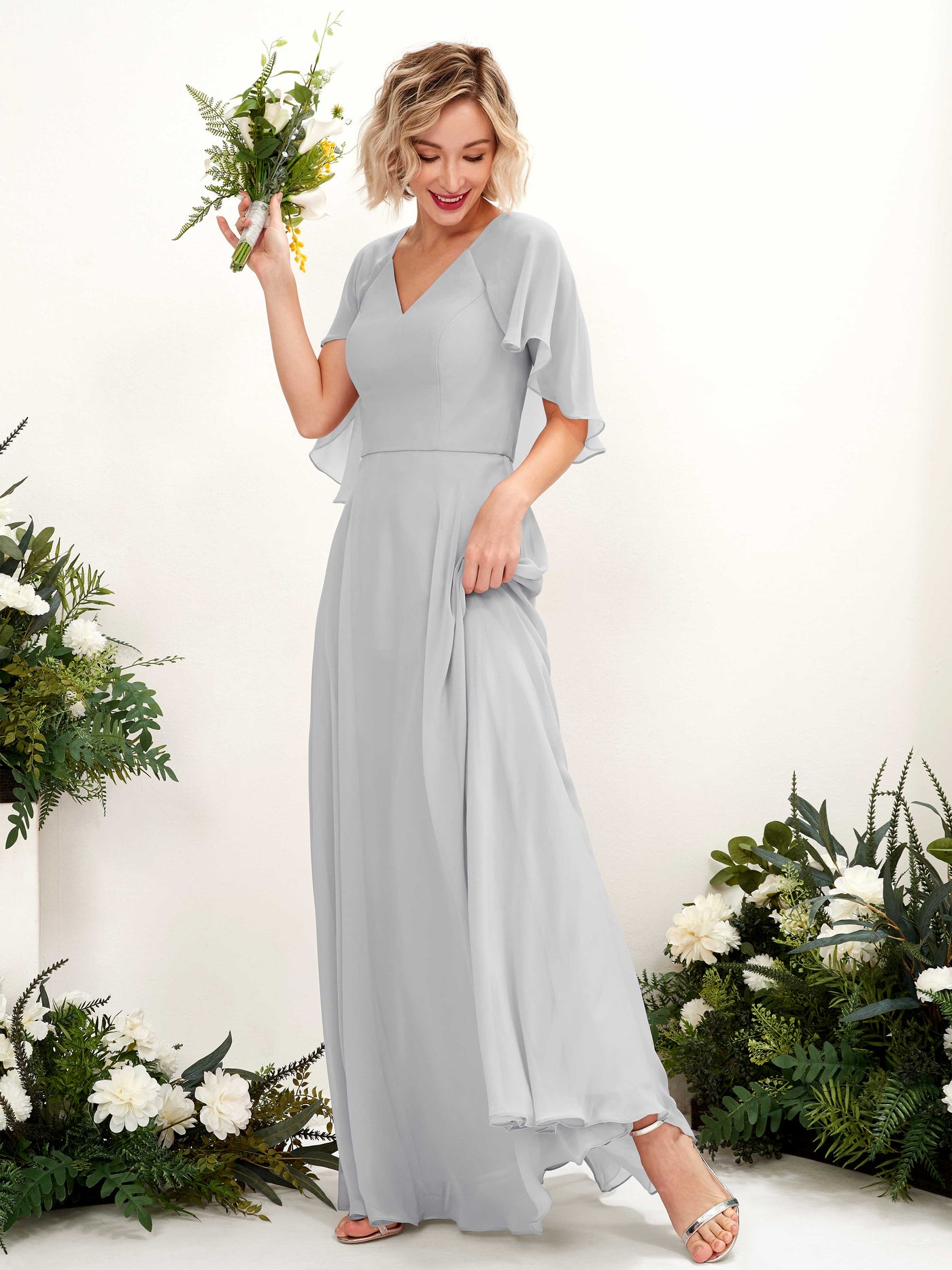 Carlyna Vestido línea A con escote en V y mangas capa hasta el suelo vestido de dama de honor Plata #color_plata