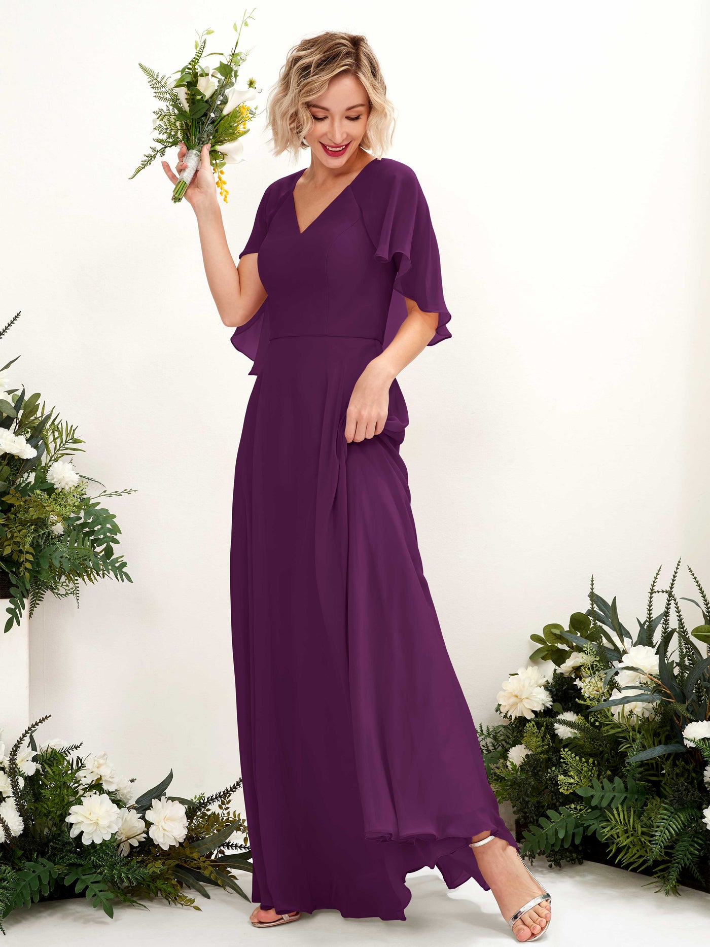 Carlyna Vestido línea A con escote en V y mangas capa hasta el suelo vestido de dama de honor Uva #color_uva
