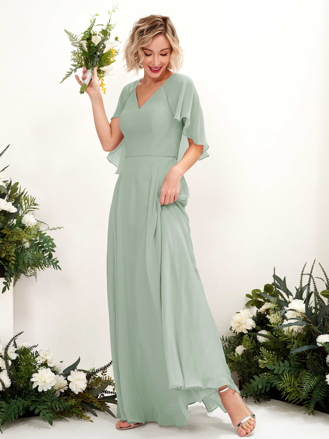 Carlyna Vestido línea A con escote en V y mangas capa hasta el suelo vestido de dama de honor Verde Salvia #color_verde-salvia