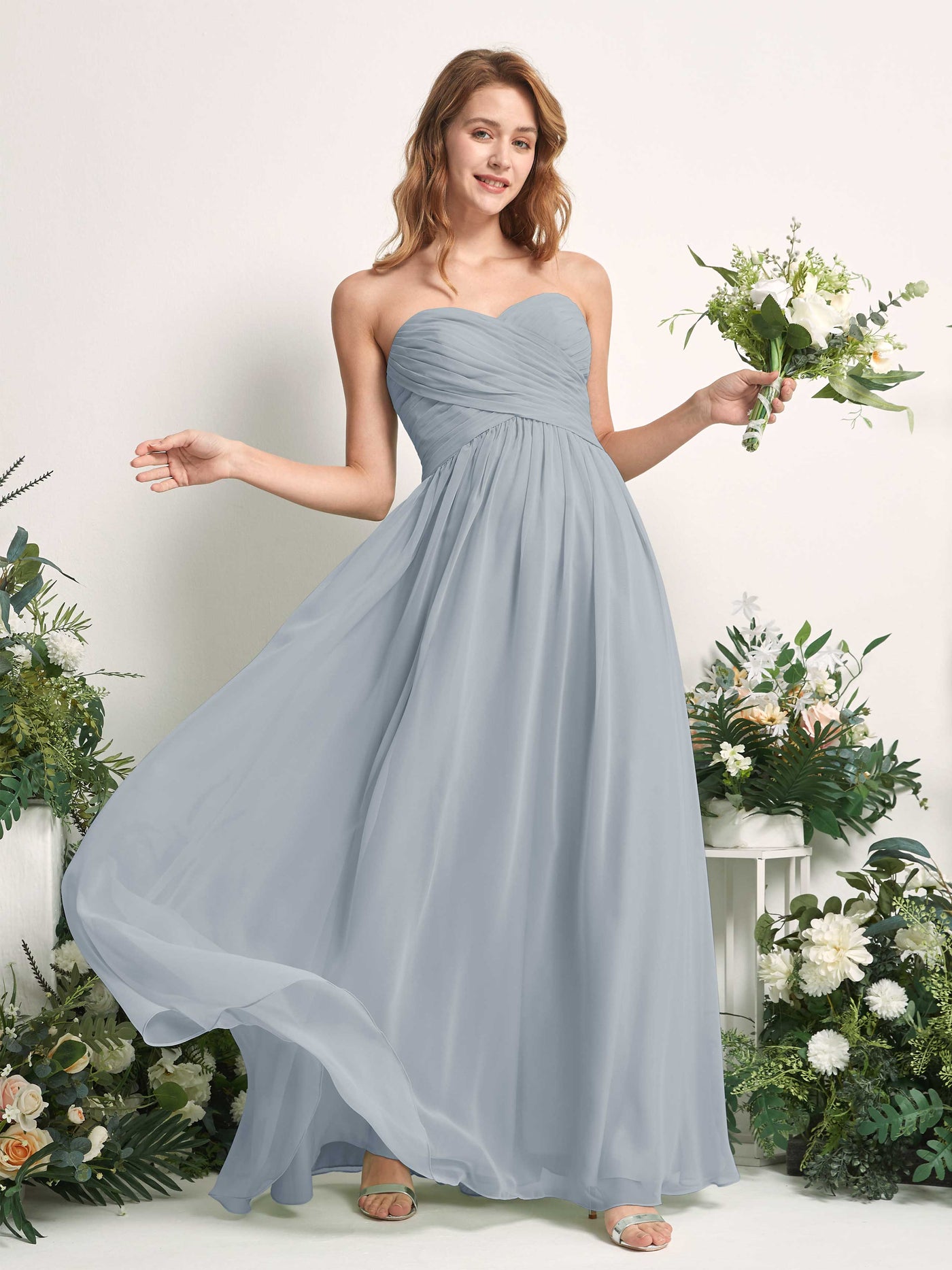 Carlyna Vestido Línea A Cuello de corazón Hasta el suelo Gasa Fruncido Dama de honor Azul Empolvado Mejorado #color_azul-empolvado-mejorado