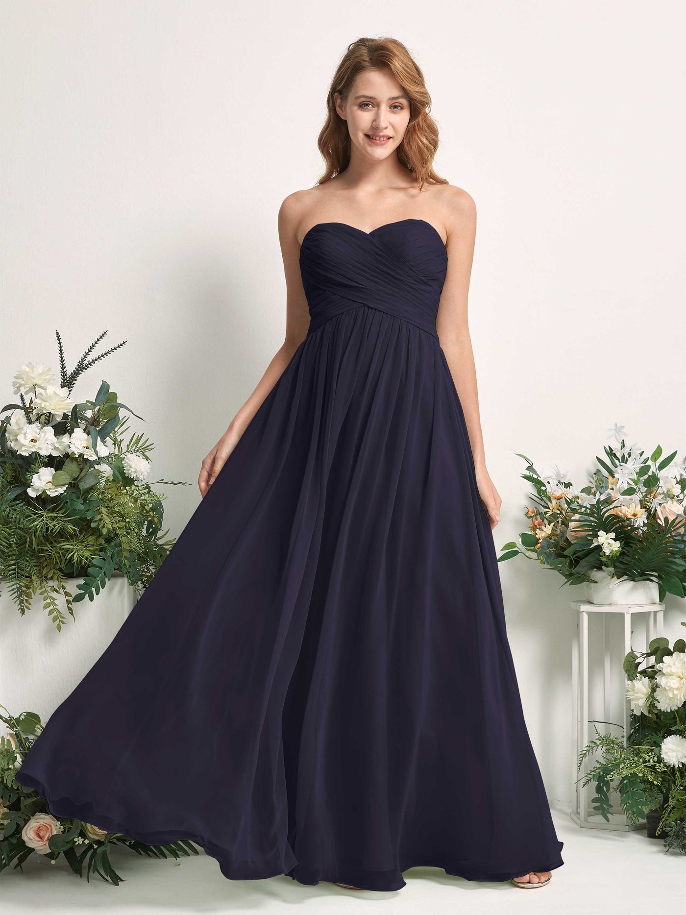 Carlyna Vestido Línea A Cuello de corazón Hasta el suelo Gasa Fruncido Dama de honor Azul Marino Oscuro #color_azul-marino-oscuro