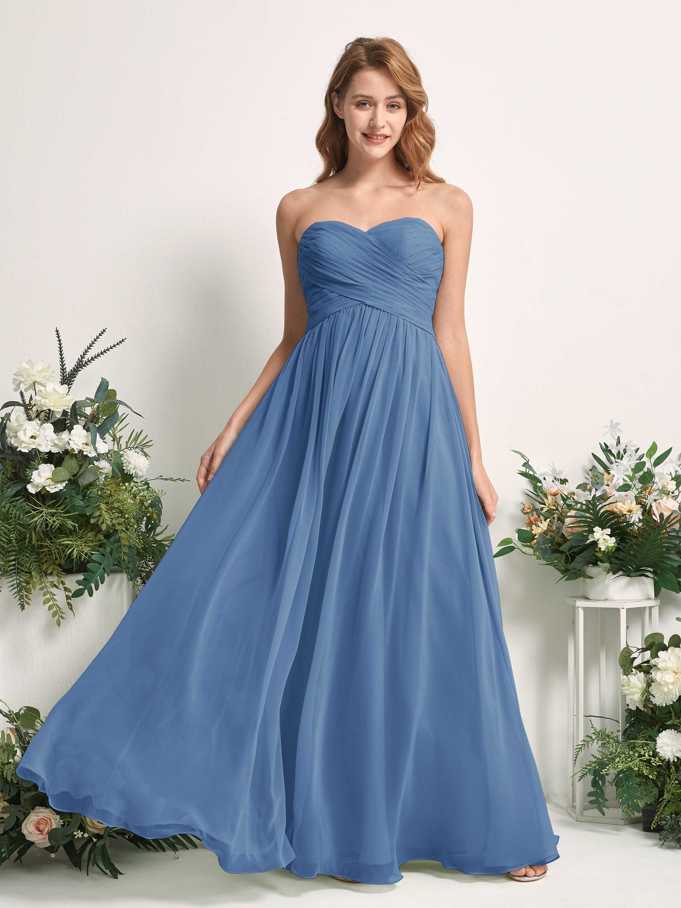 Carlyna Vestido Línea A Cuello de corazón Hasta el suelo Gasa Fruncido Dama de honor Azul polvoriento #color_azul-polvoriento