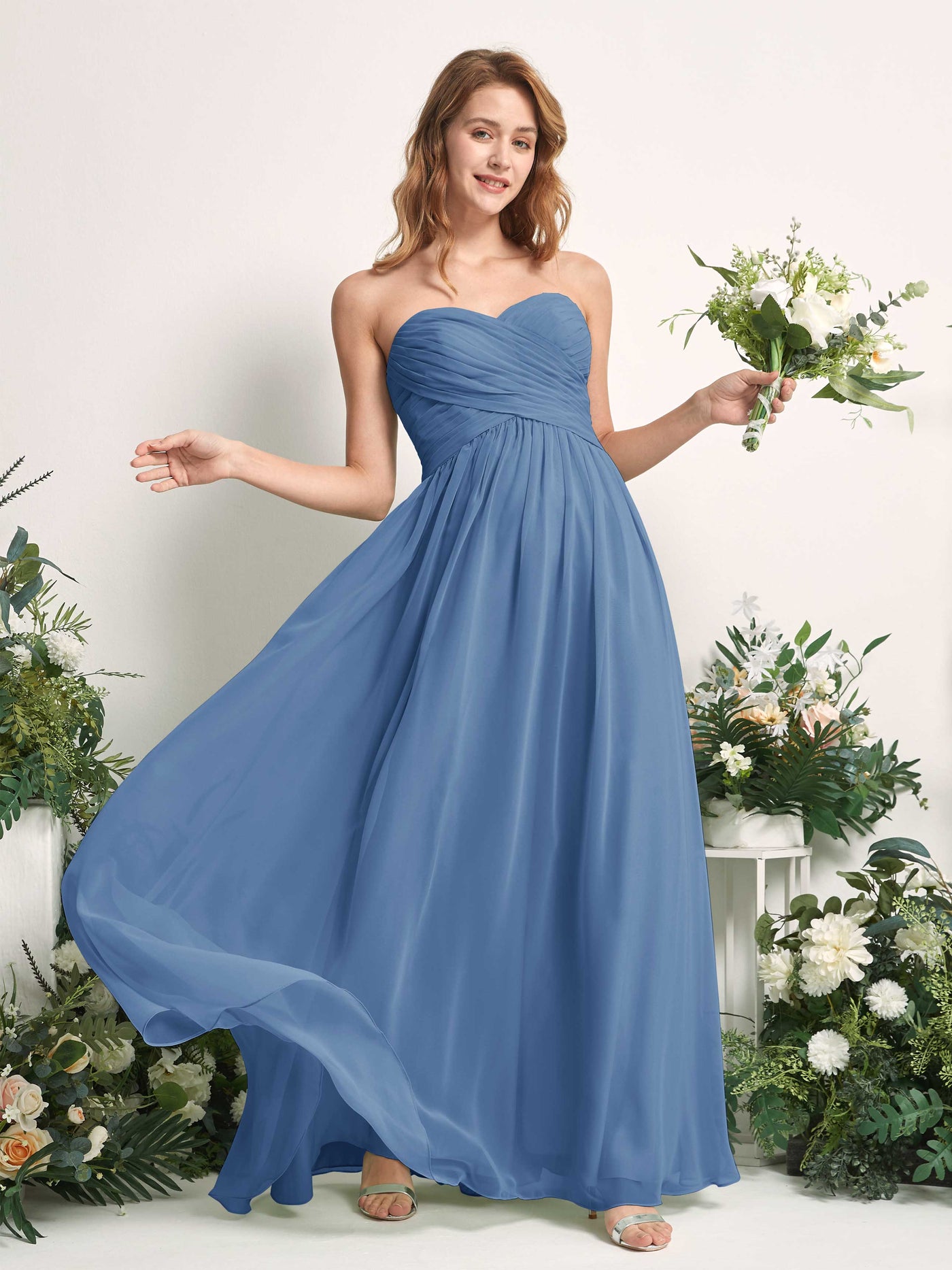 Carlyna Vestido Línea A Cuello de corazón Hasta el suelo Gasa Fruncido Dama de honor Azul polvoriento #color_azul-polvoriento