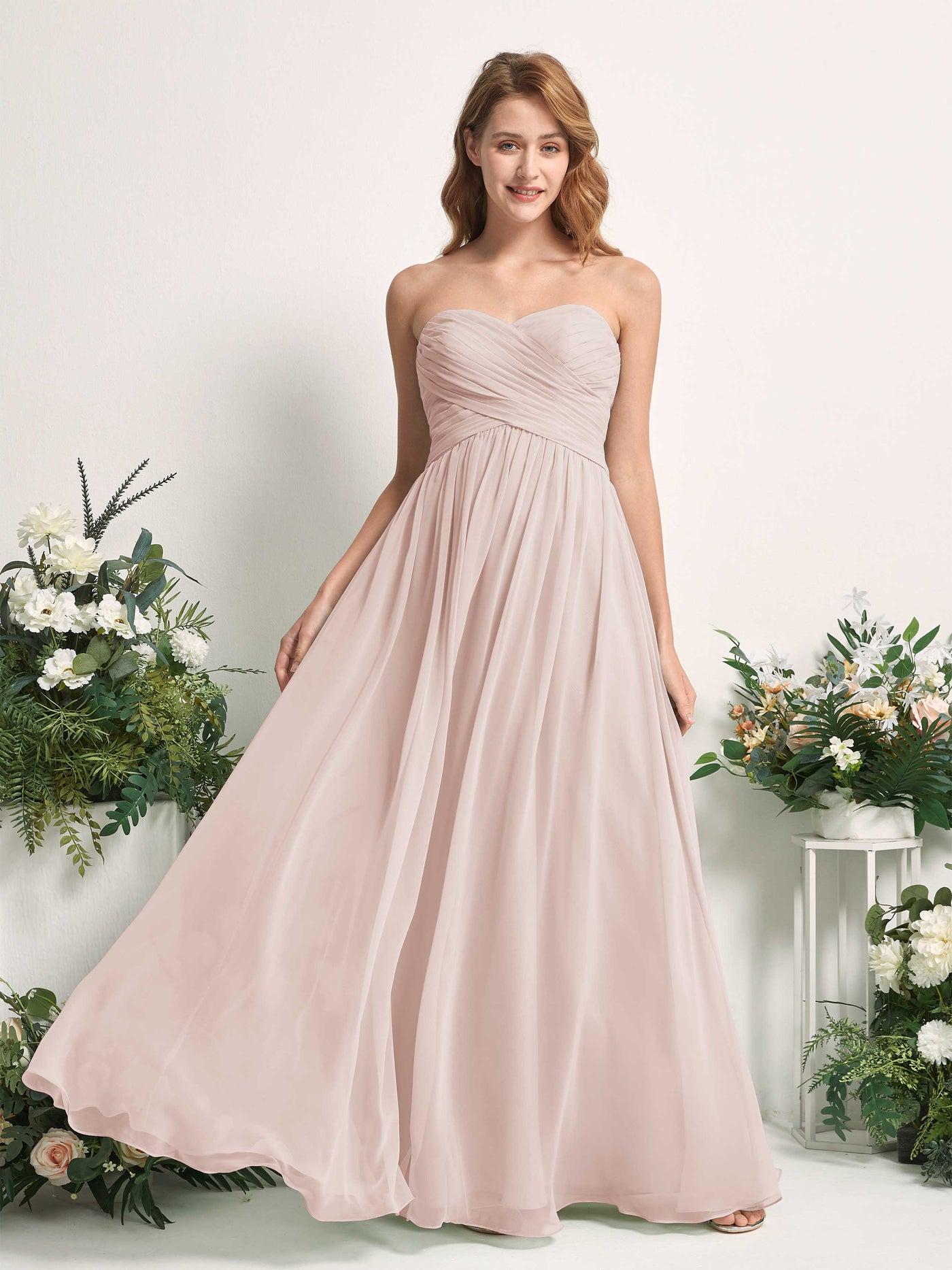 Carlyna Vestido Línea A Cuello de corazón Hasta el suelo Gasa Fruncido Dama de honor Biscotti #color_biscotti
