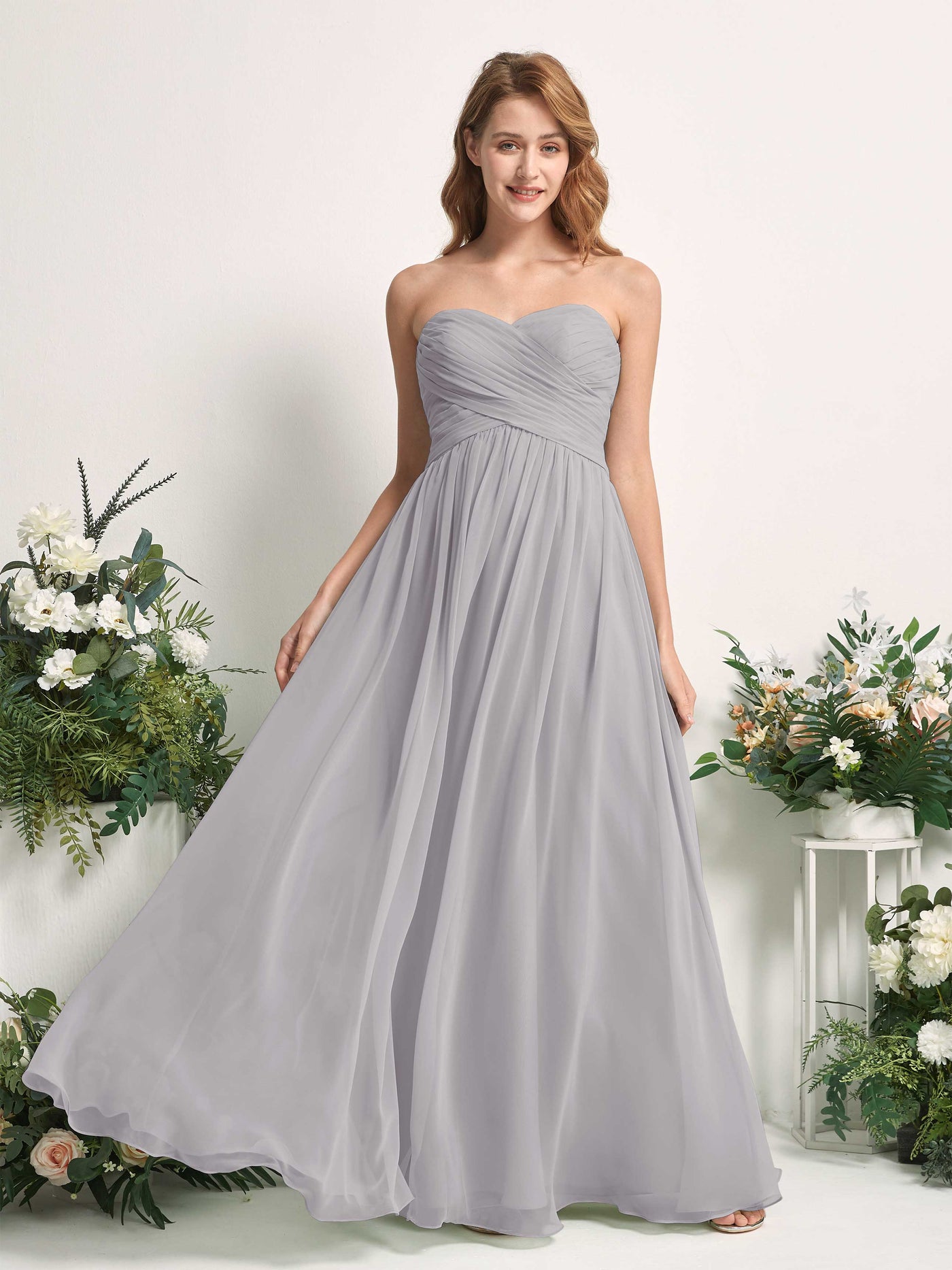 Carlyna Vestido Línea A Cuello de corazón Hasta el suelo Gasa Fruncido Dama de honor Gris Paloma #color_gris-paloma