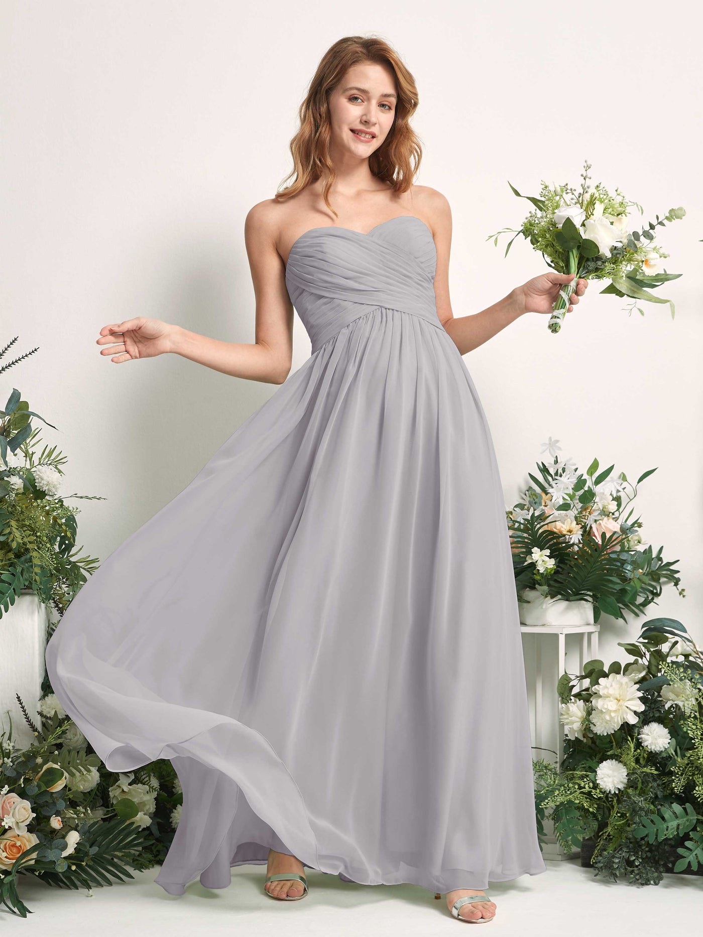 Carlyna Vestido Línea A Cuello de corazón Hasta el suelo Gasa Fruncido Dama de honor Gris Paloma #color_gris-paloma