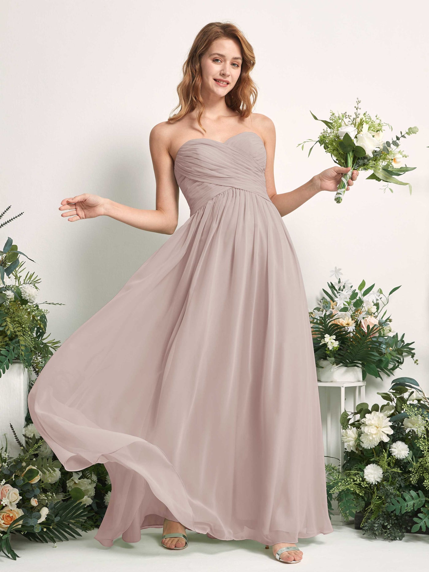 Carlyna Vestido Línea A Cuello de corazón Hasta el suelo Gasa Fruncido Dama de honor Gris Pardo #color_gris-pardo