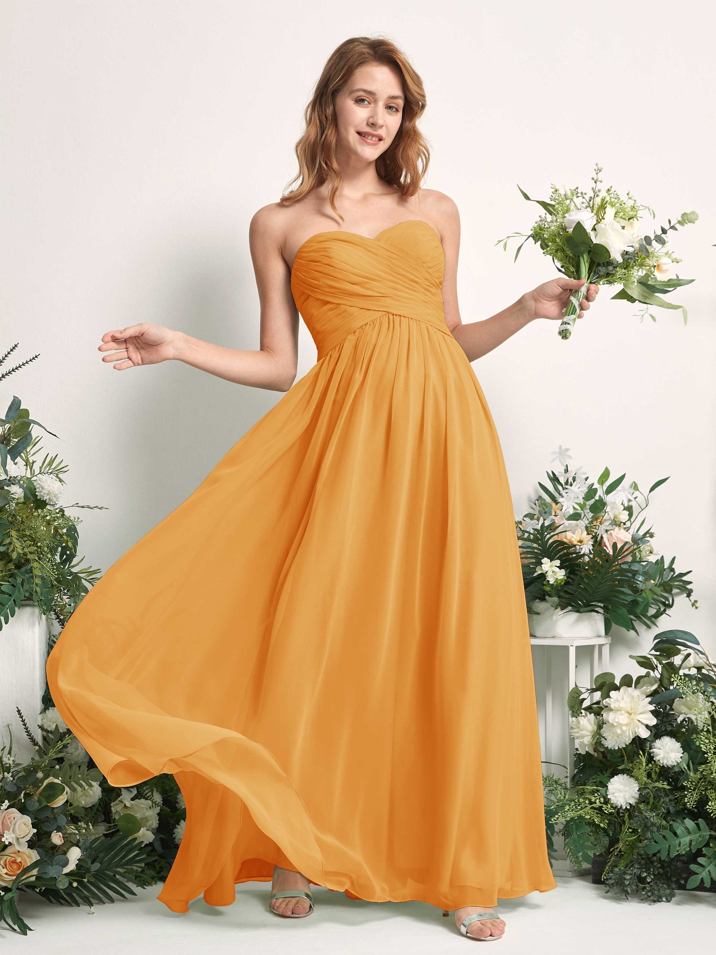 Carlyna Vestido Línea A Cuello de corazón Hasta el suelo Gasa Fruncido Dama de honor Mango #color_mango