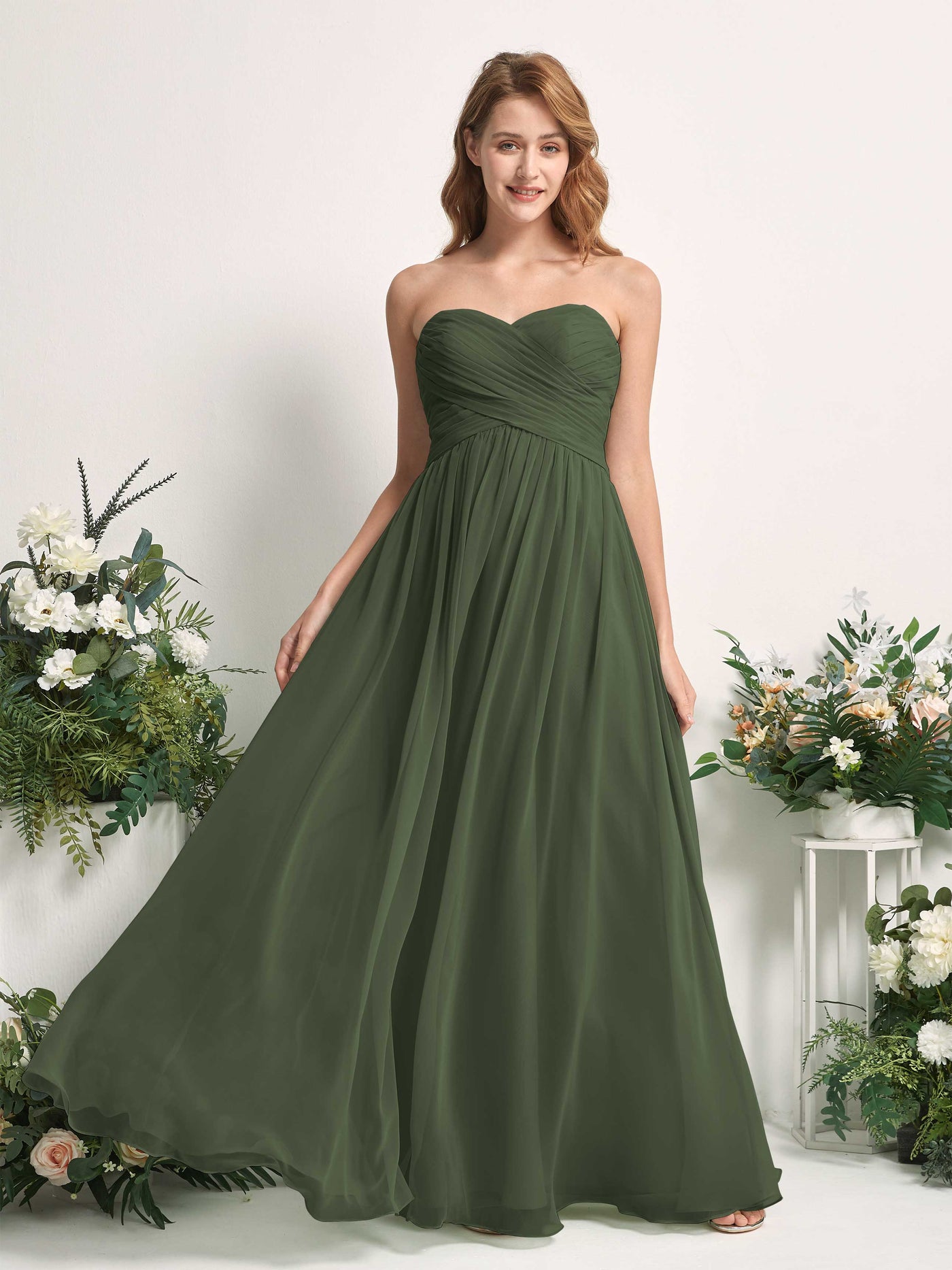 Carlyna Vestido Línea A Cuello de corazón Hasta el suelo Gasa Fruncido Dama de honor Oliva Martini #color_oliva-martini