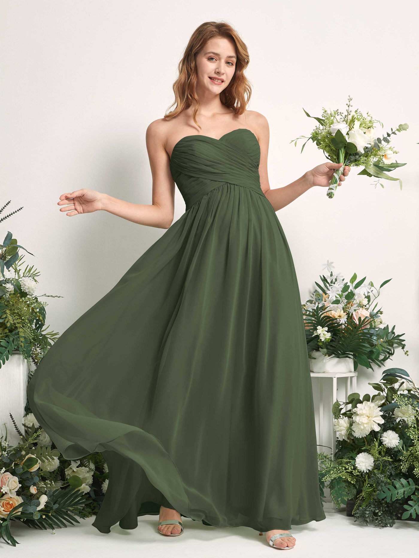 Carlyna Vestido Línea A Cuello de corazón Hasta el suelo Gasa Fruncido Dama de honor Oliva Martini #color_oliva-martini