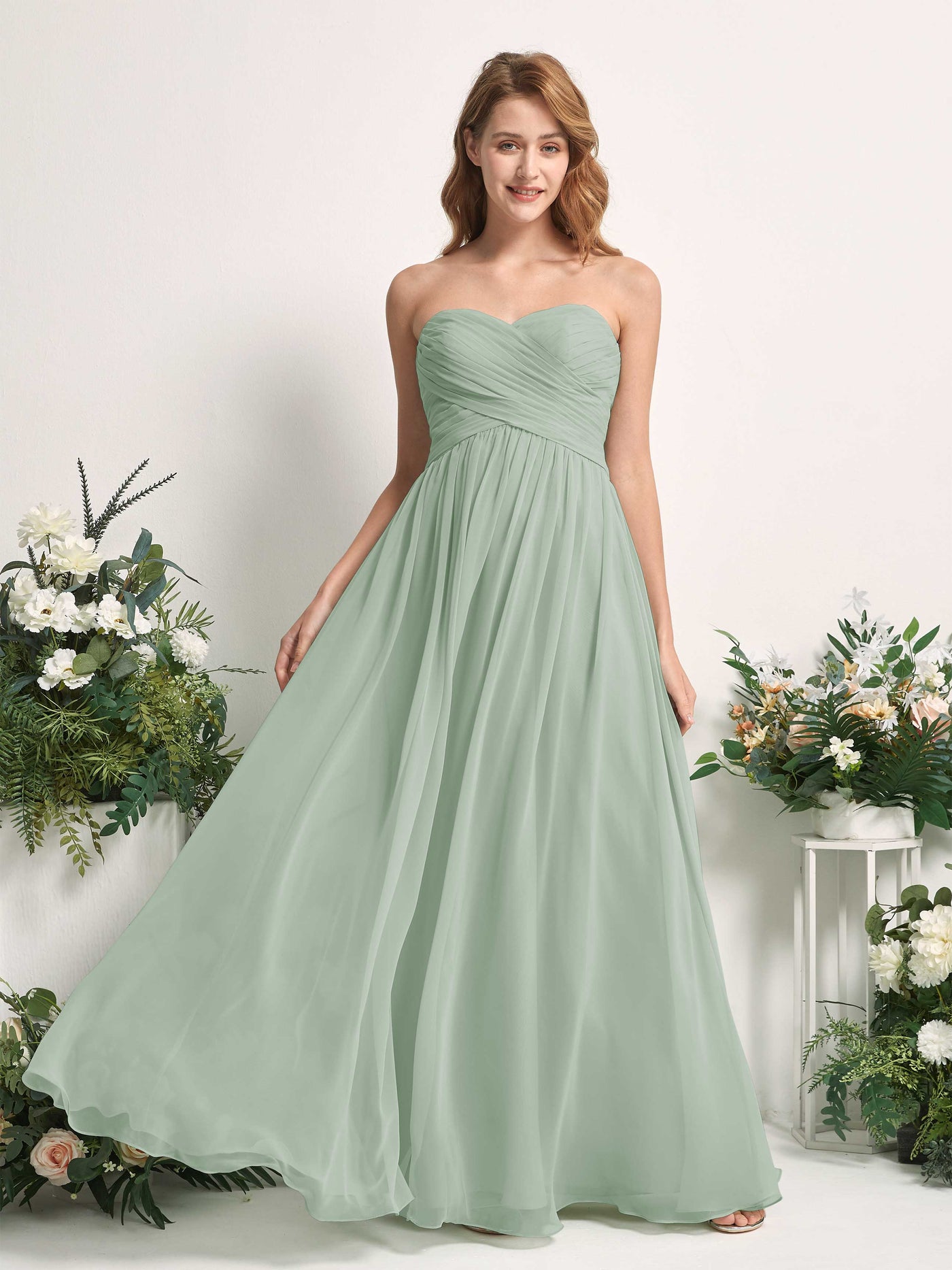 Carlyna Vestido Línea A Cuello de corazón Hasta el suelo Gasa Fruncido Dama de honor Verde Salvia #color_verde-salvia