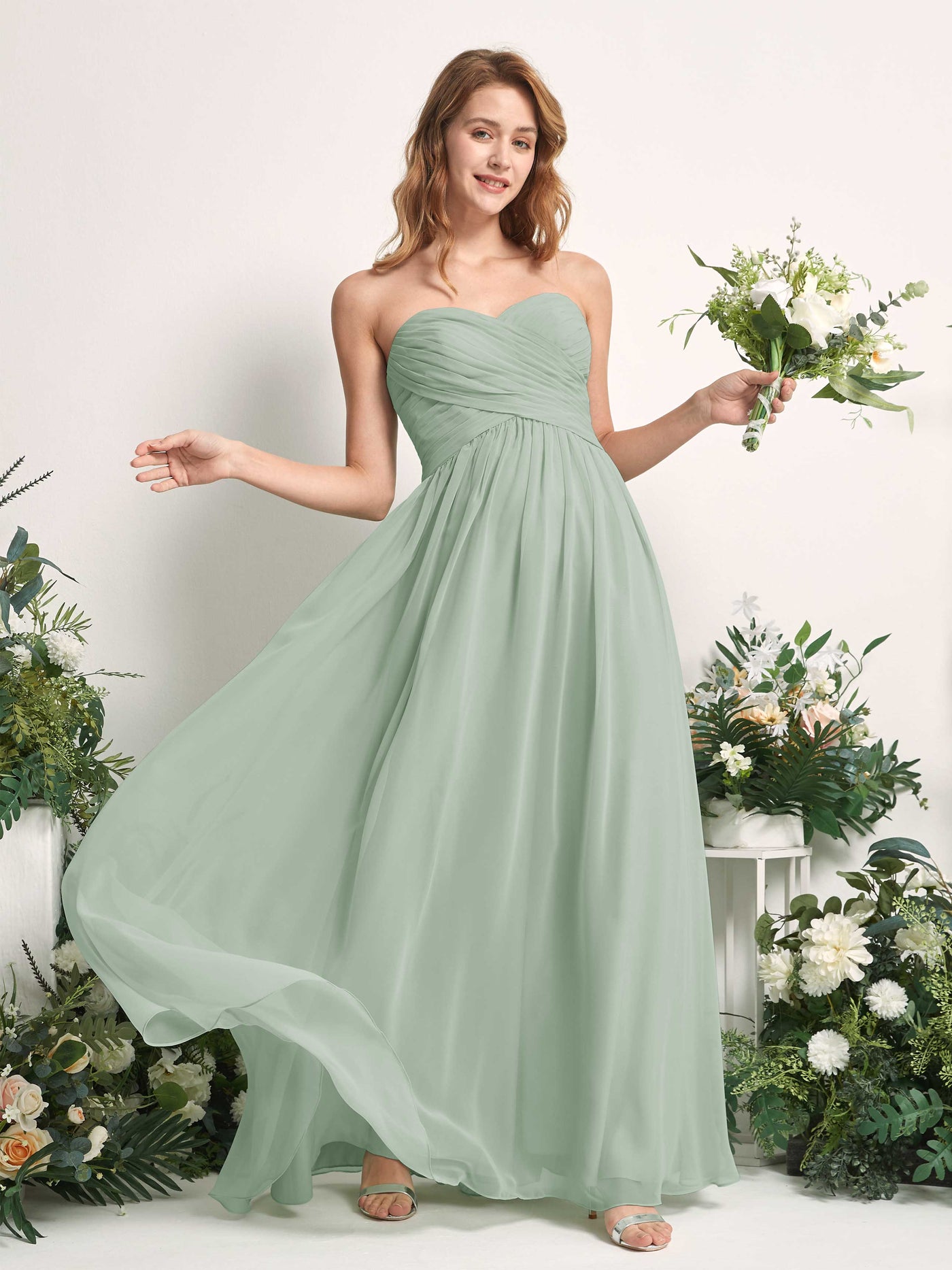Carlyna Vestido Línea A Cuello de corazón Hasta el suelo Gasa Fruncido Dama de honor Verde Salvia #color_verde-salvia