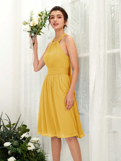 Carlyna Vestido línea A cuello halter hasta la rodilla gasa fruncido dama de honor Amarillo Mostaza #color_amarillo-mostaza