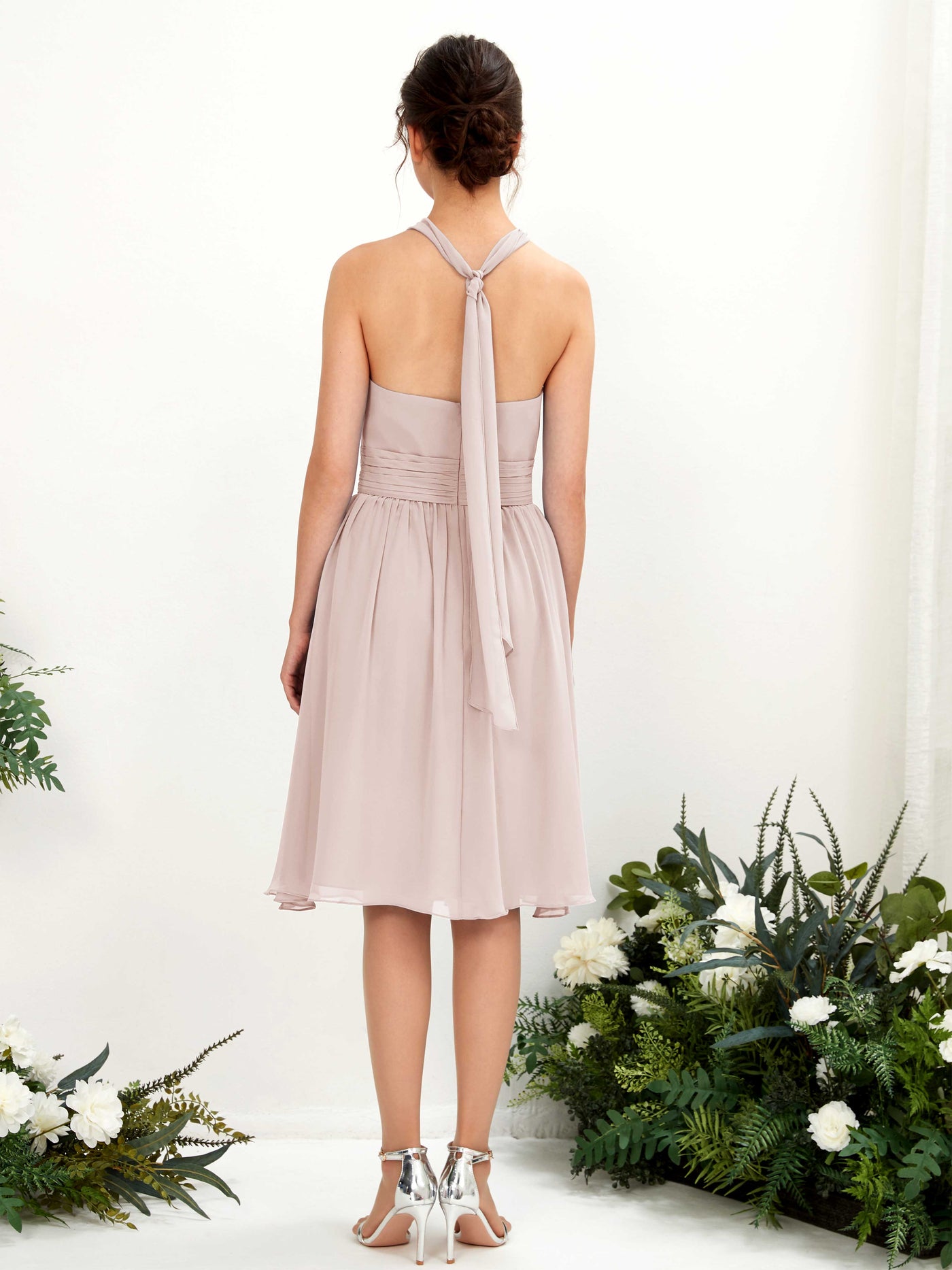 Carlyna Vestido línea A cuello halter hasta la rodilla gasa fruncido dama de honor Biscotti #color_biscotti