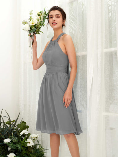 Carlyna Vestido línea A cuello halter hasta la rodilla gasa fruncido dama de honor Gris Acero #color_gris-acero