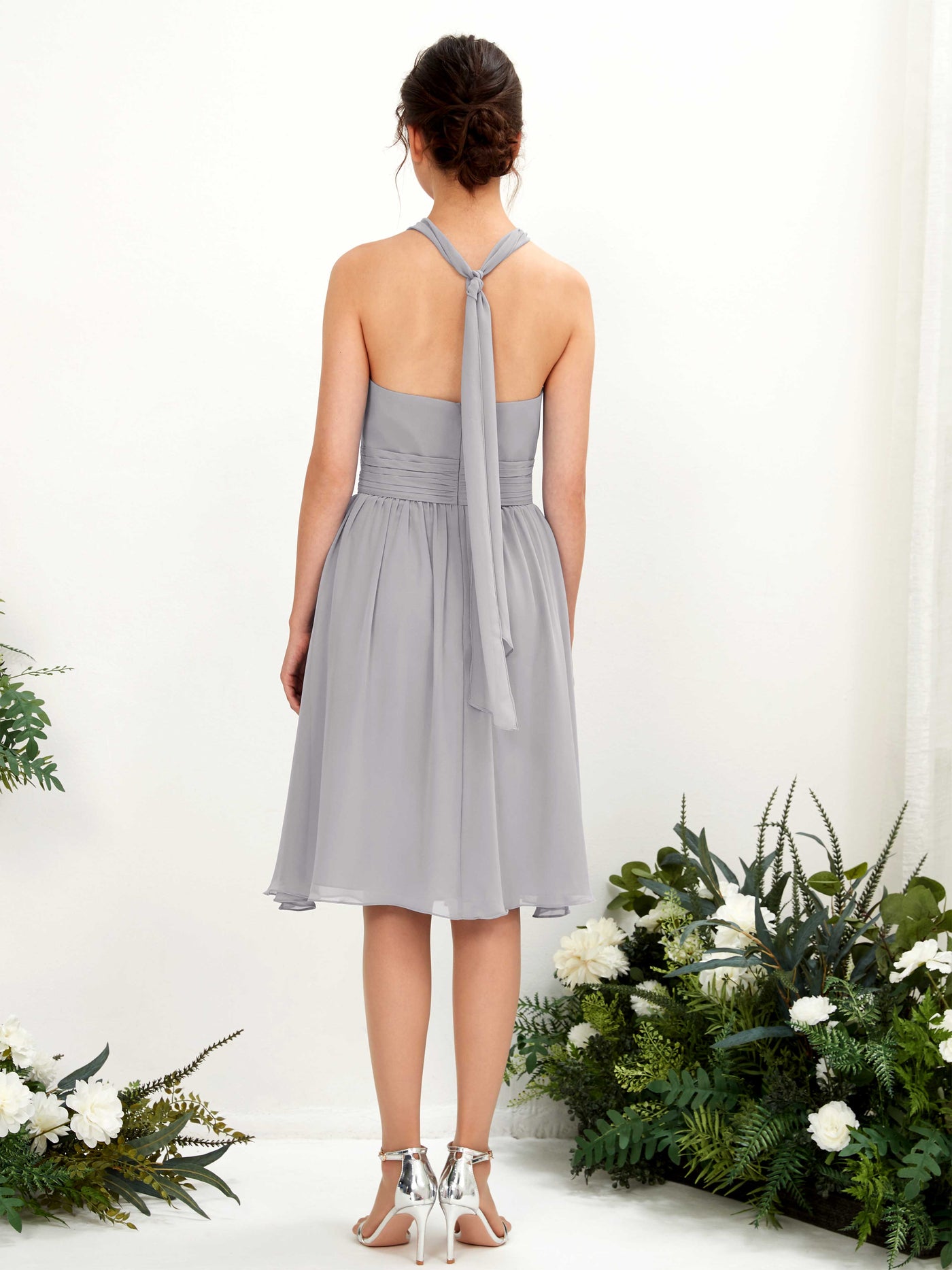Carlyna Vestido línea A cuello halter hasta la rodilla gasa fruncido dama de honor Gris Paloma #color_gris-paloma