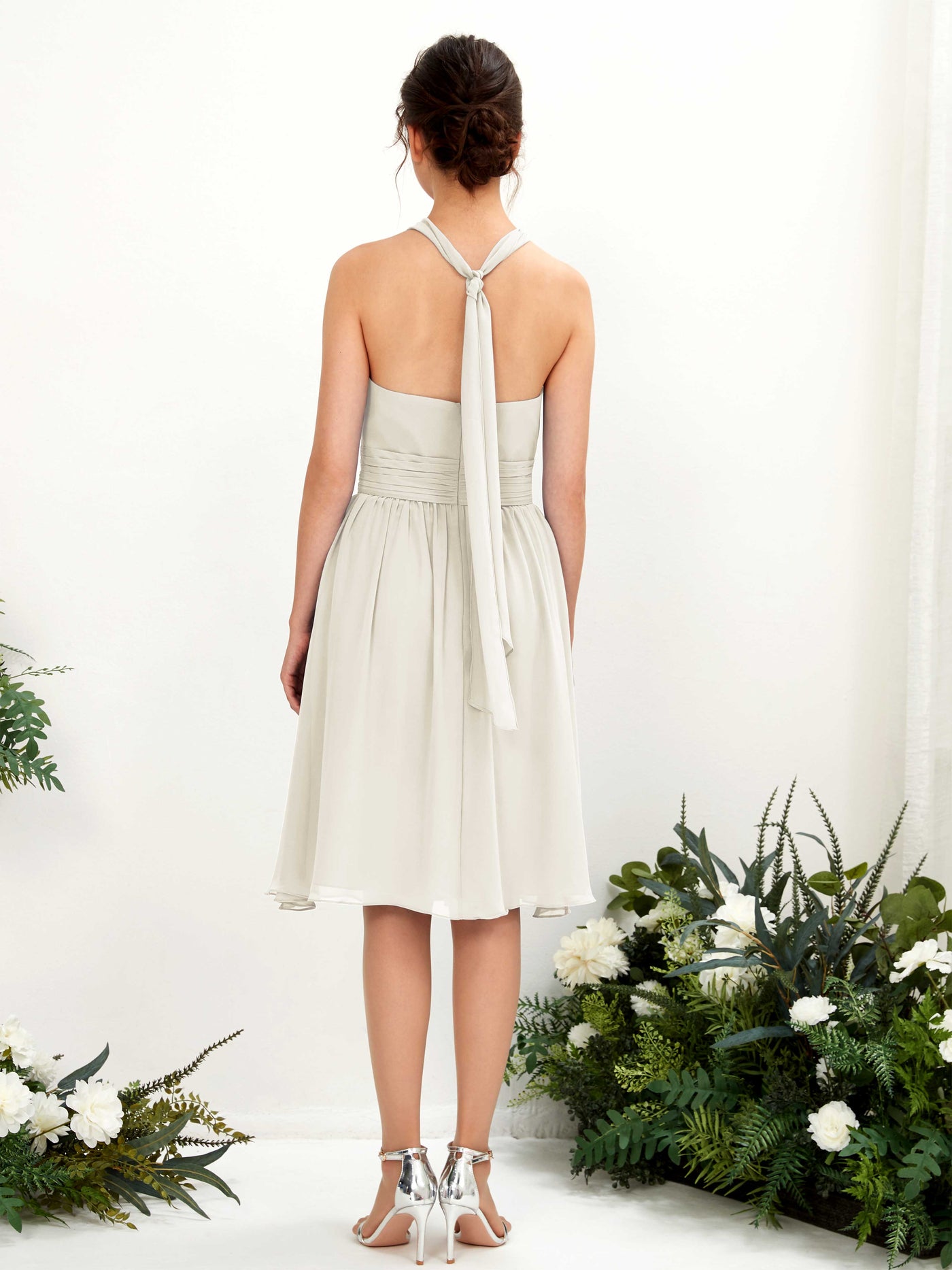 Carlyna Vestido línea A cuello halter hasta la rodilla gasa fruncido dama de honor Marfil #color_marfil