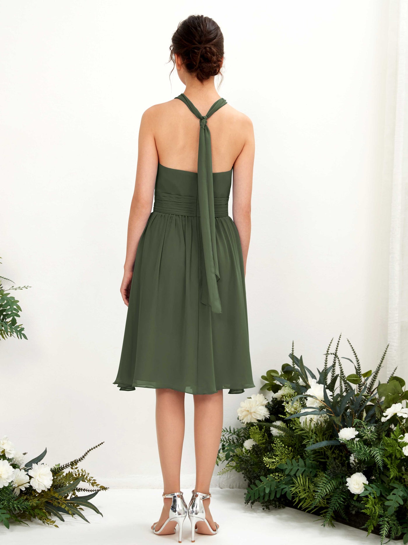 Carlyna Vestido línea A cuello halter hasta la rodilla gasa fruncido dama de honor Oliva Martini #color_oliva-martini