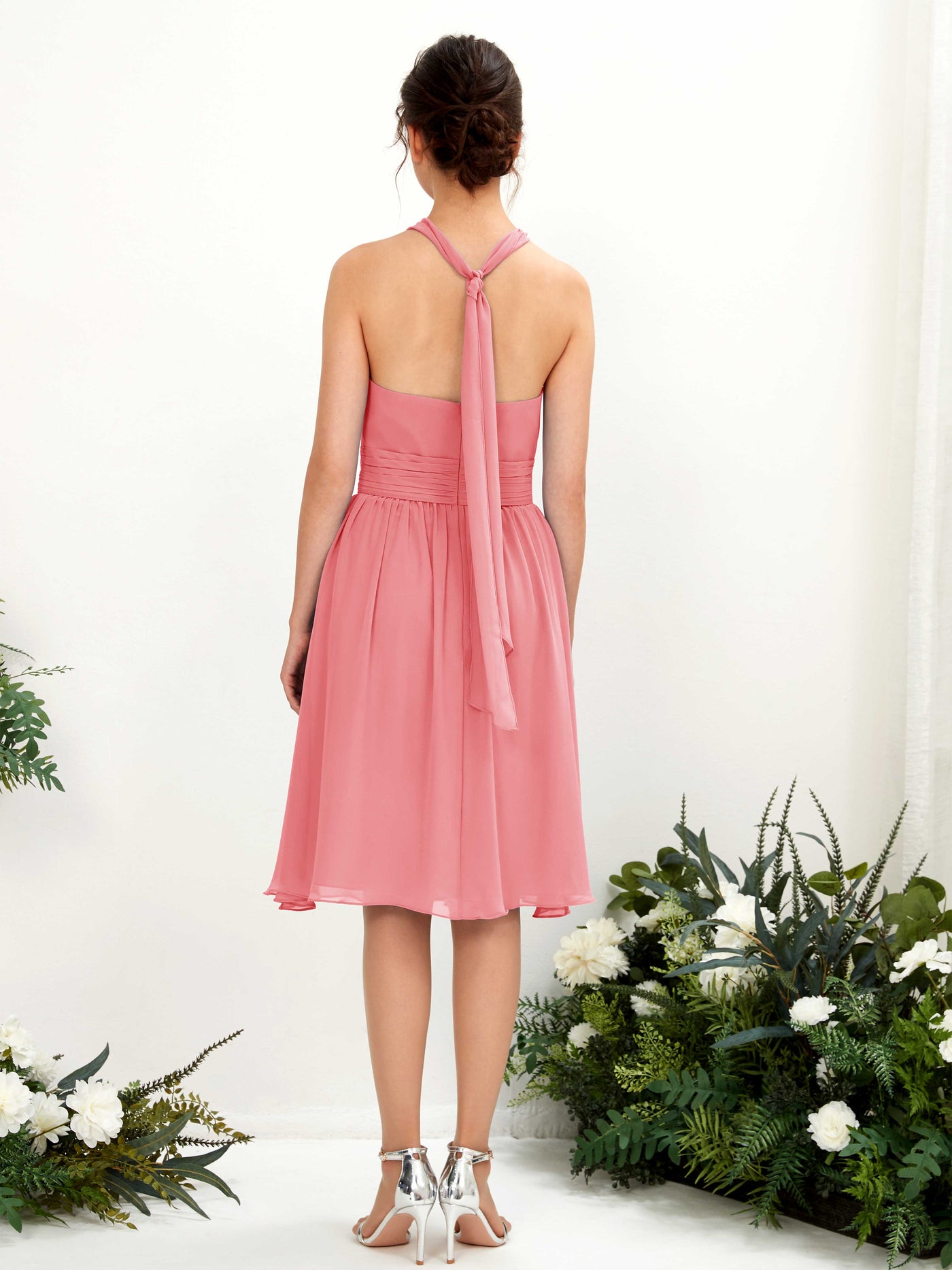 Carlyna Vestido línea A cuello halter hasta la rodilla gasa fruncido dama de honor Rosa Coral #color_rosa-coral