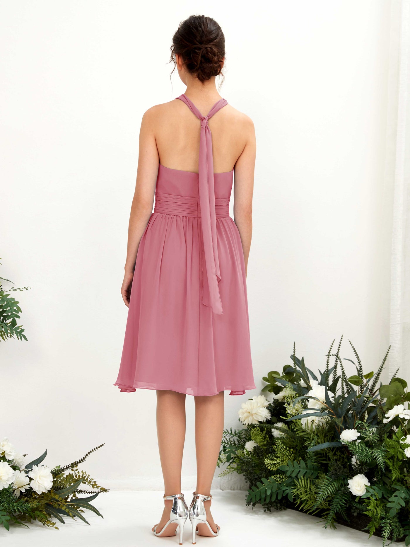 Carlyna Vestido línea A cuello halter hasta la rodilla gasa fruncido dama de honor Rosa Del Desierto #color_rosa-del-desierto