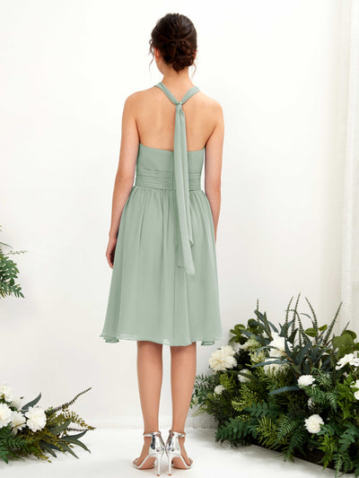 Carlyna Vestido línea A cuello halter hasta la rodilla gasa fruncido dama de honor Verde Salvia #color_verde-salvia
