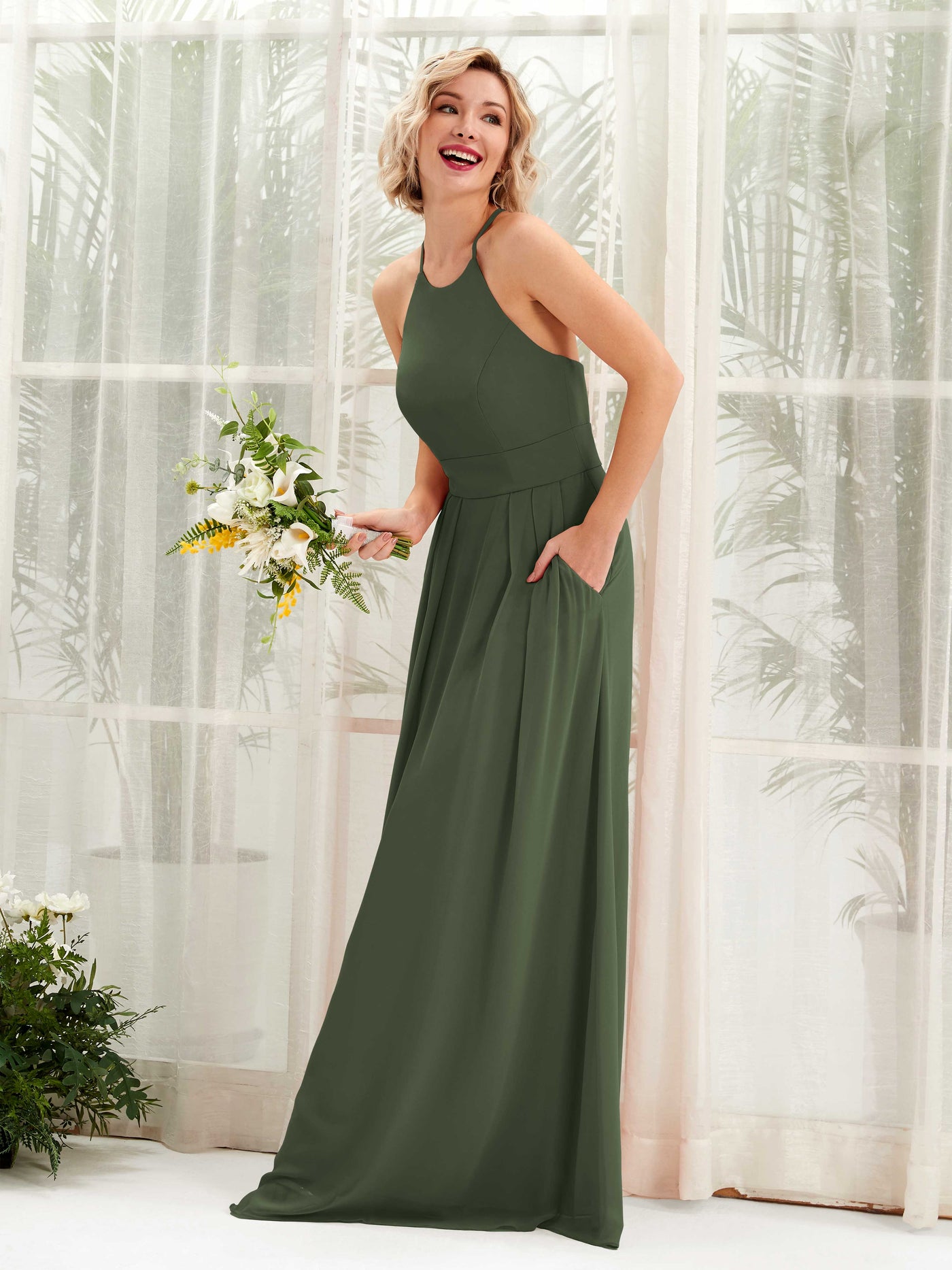 Carlyna Vestido Línea A Cuello Redondo Hasta el Suelo Bolsillos Dama de Honor Oliva Martini #color_oliva-martini