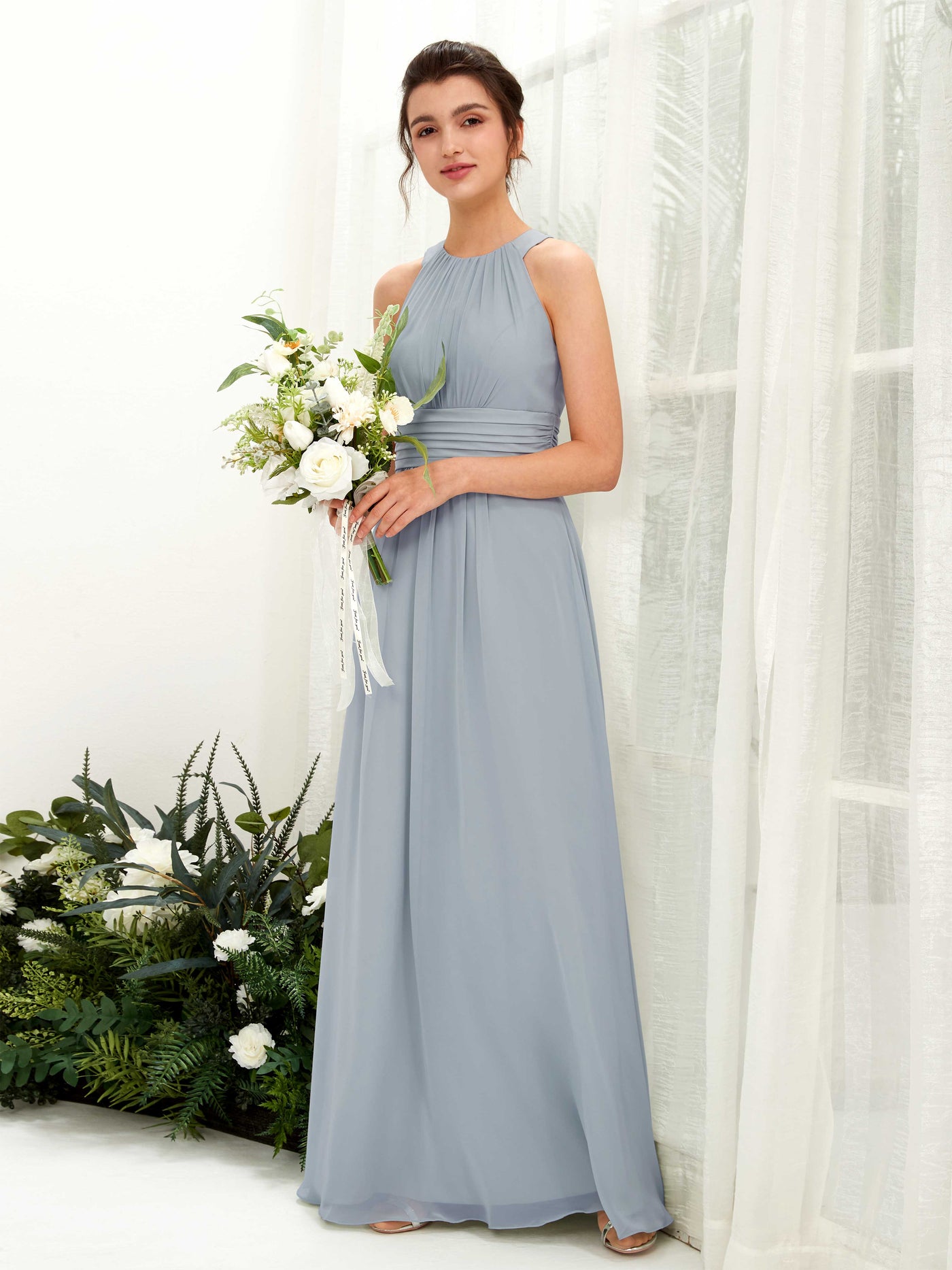 Carlyna Vestido línea A cuello redondo hasta el suelo fruncido dama de honor Azul Empolvado Mejorado #color_azul-empolvado-mejorado