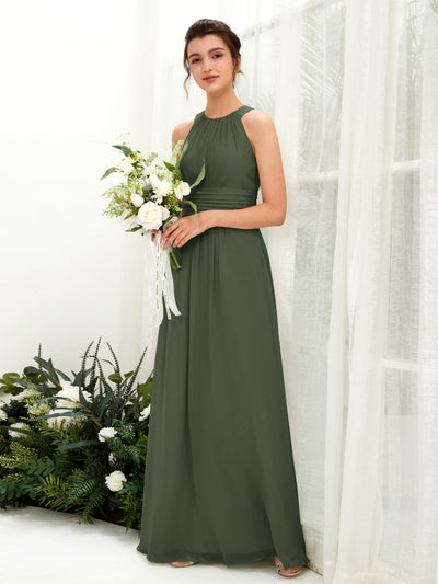 Carlyna Vestido línea A cuello redondo hasta el suelo fruncido dama de honor Oliva Martini #color_oliva-martini