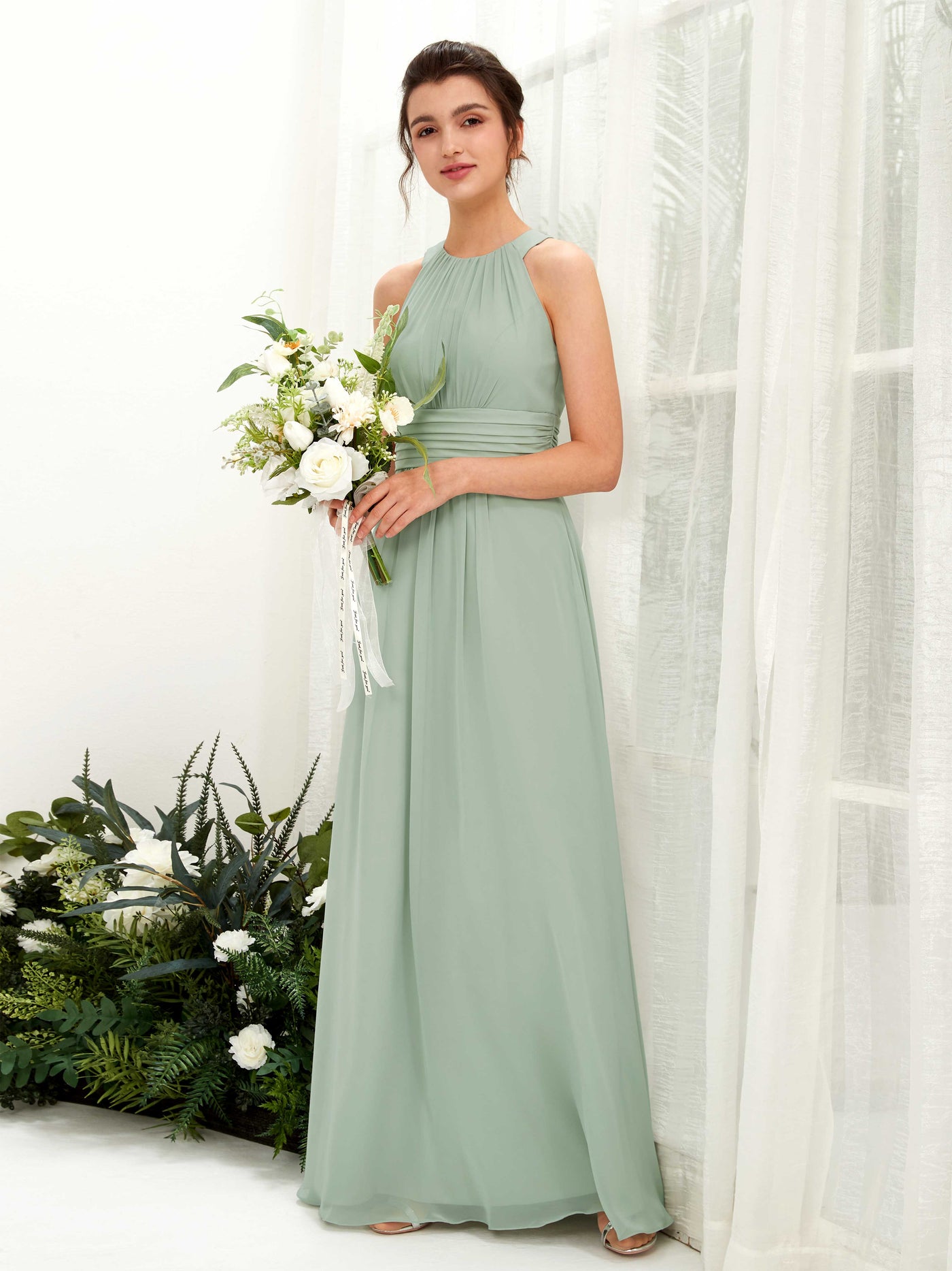 Carlyna Vestido línea A cuello redondo hasta el suelo fruncido dama de honor Verde Salvia #color_verde-salvia
