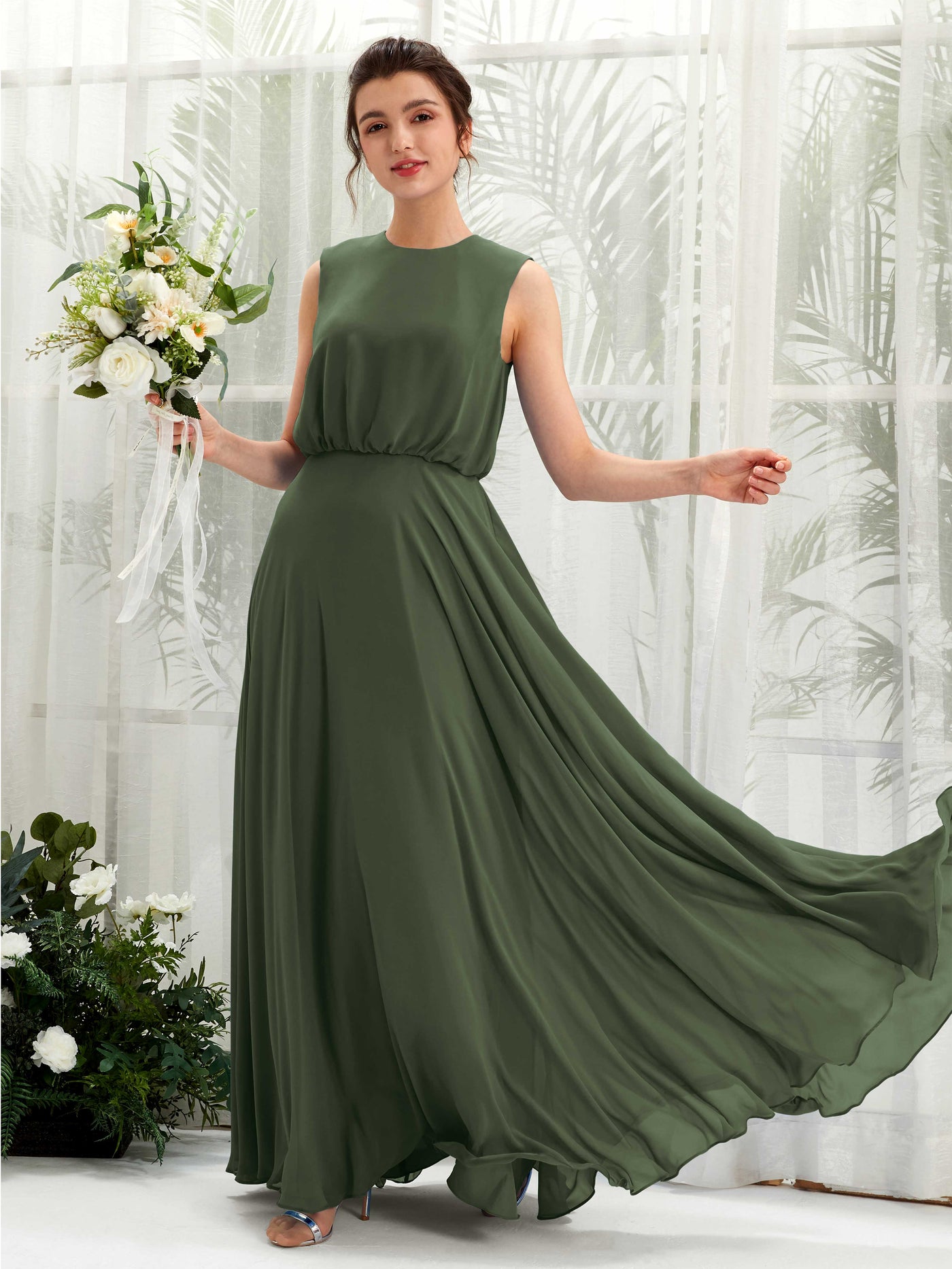 Carlyna Vestido línea A cuello redondo hasta el suelo gasa dama de honor Oliva Martini #color_oliva-martini