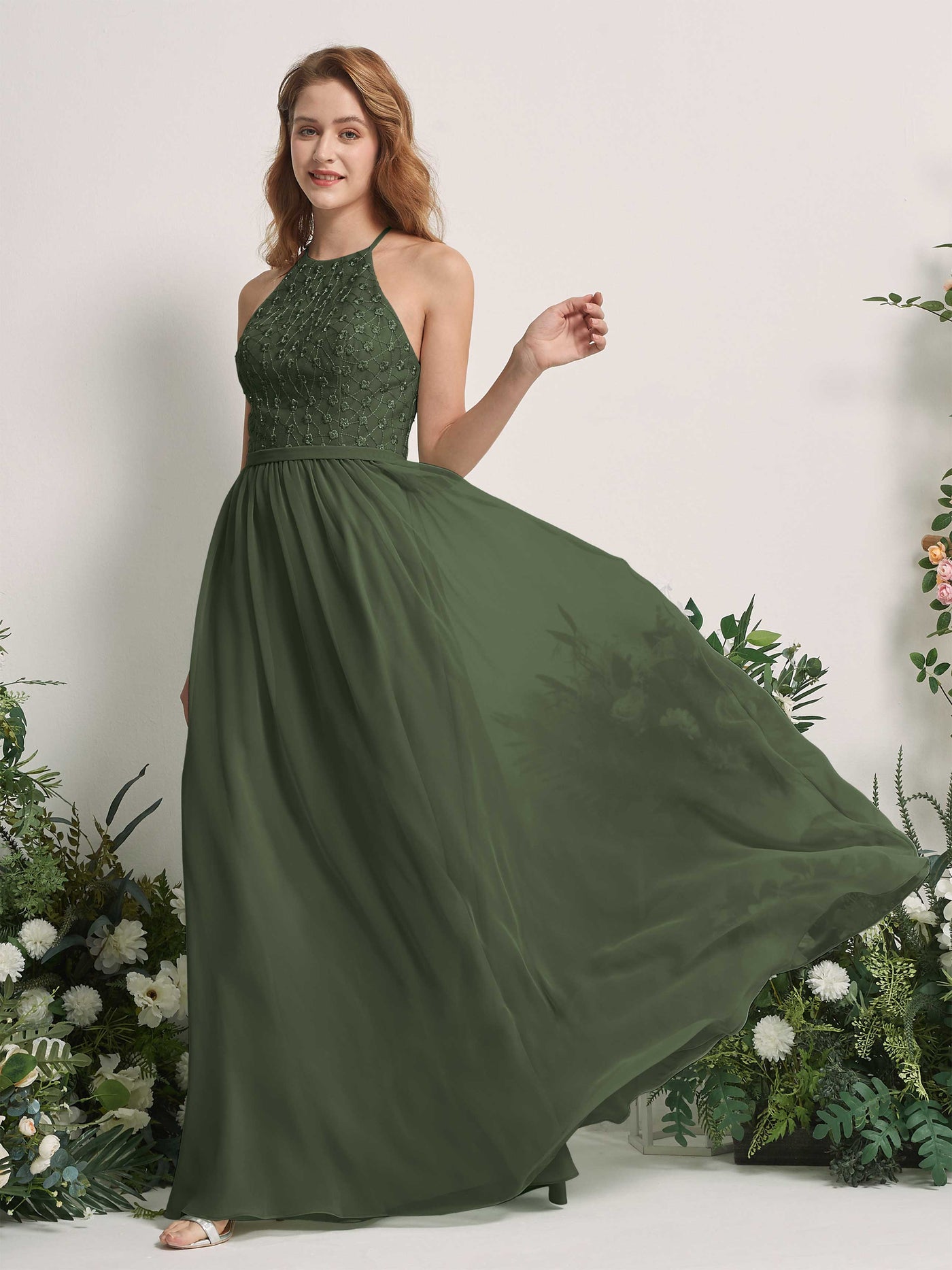 Carlyna Vestido línea A cuello redondo hasta el suelo vestidos de dama de honor Oliva Martini #color_oliva-martini