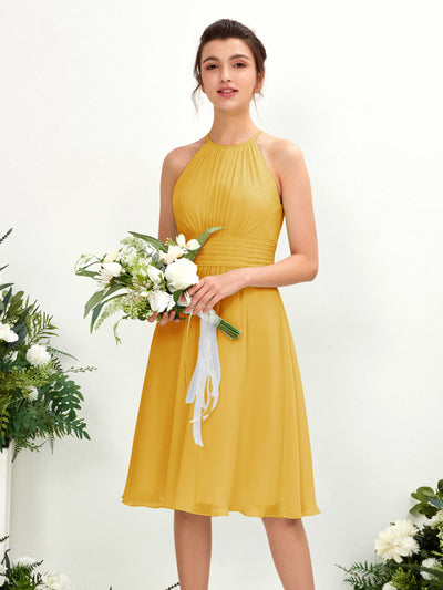 Carlyna Vestido línea A cuello redondo hasta la rodilla gasa dama de honor Amarillo Mostaza #color_amarillo-mostaza