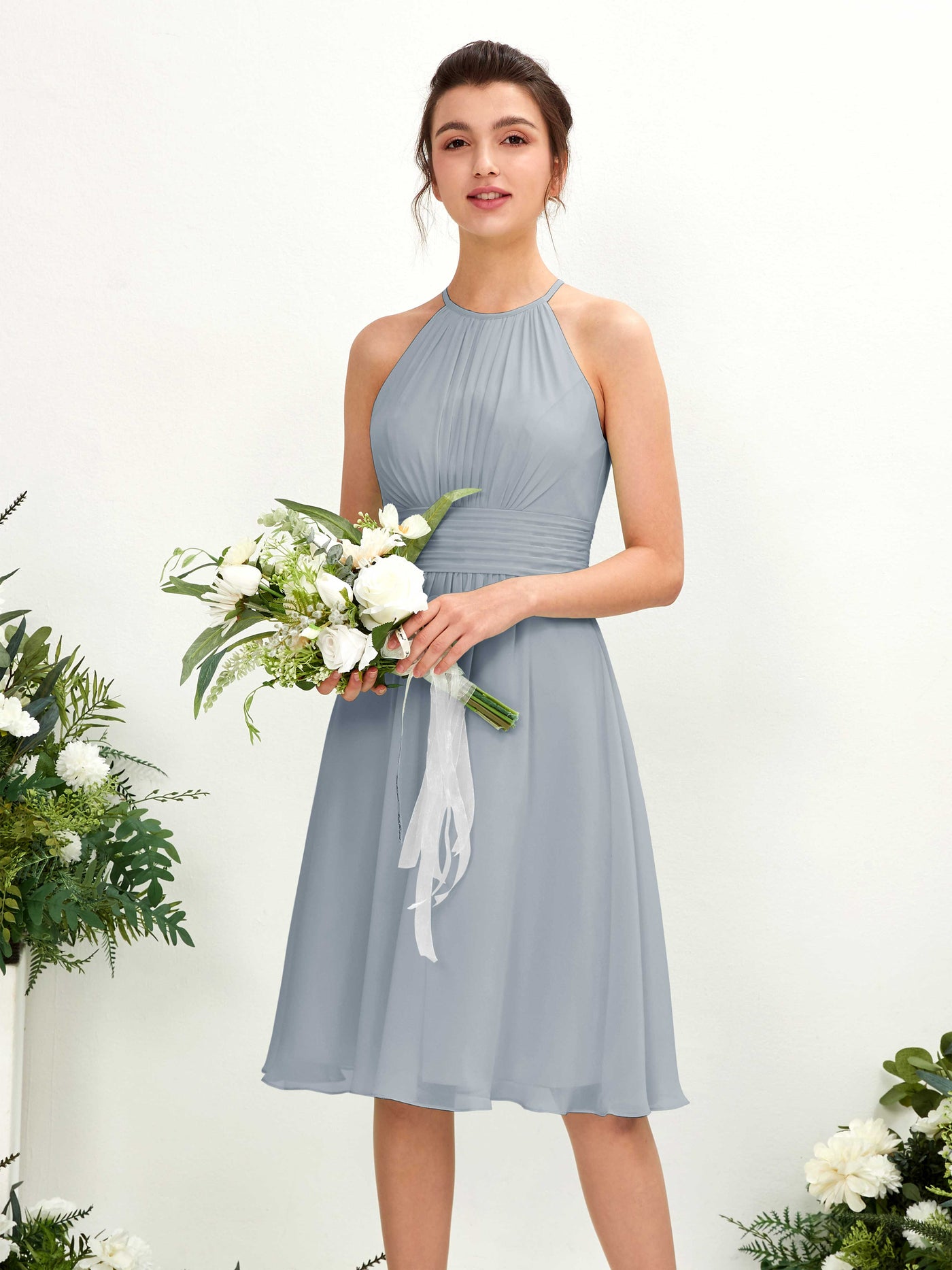 Carlyna Vestido línea A cuello redondo hasta la rodilla gasa dama de honor Azul Empolvado Mejorado #color_azul-empolvado-mejorado