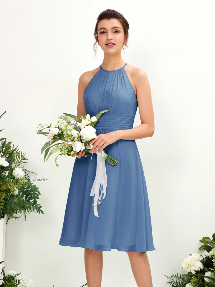 Carlyna Vestido línea A cuello redondo hasta la rodilla gasa dama de honor Azul polvoriento 