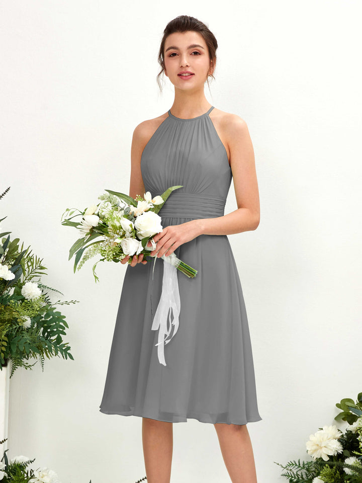 Carlyna Vestido línea A cuello redondo hasta la rodilla gasa dama de honor Gris Acero 