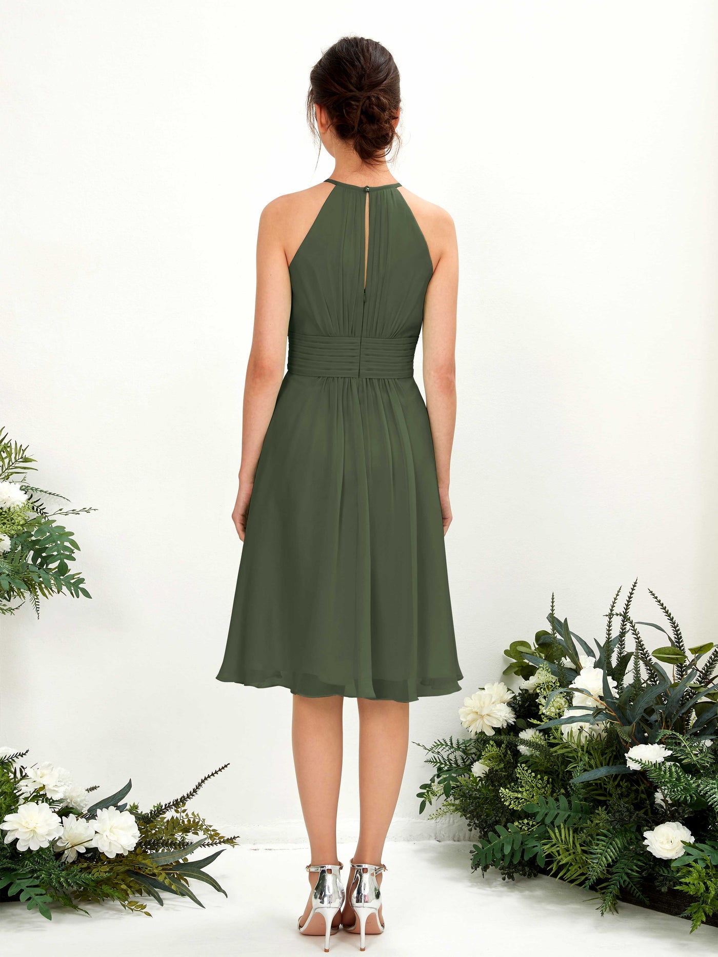 Carlyna Vestido línea A cuello redondo hasta la rodilla gasa dama de honor Oliva Martini #color_oliva-martini