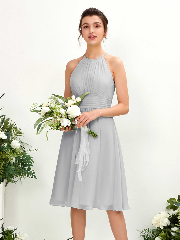 Carlyna Vestido línea A cuello redondo hasta la rodilla gasa dama de honor Plata 