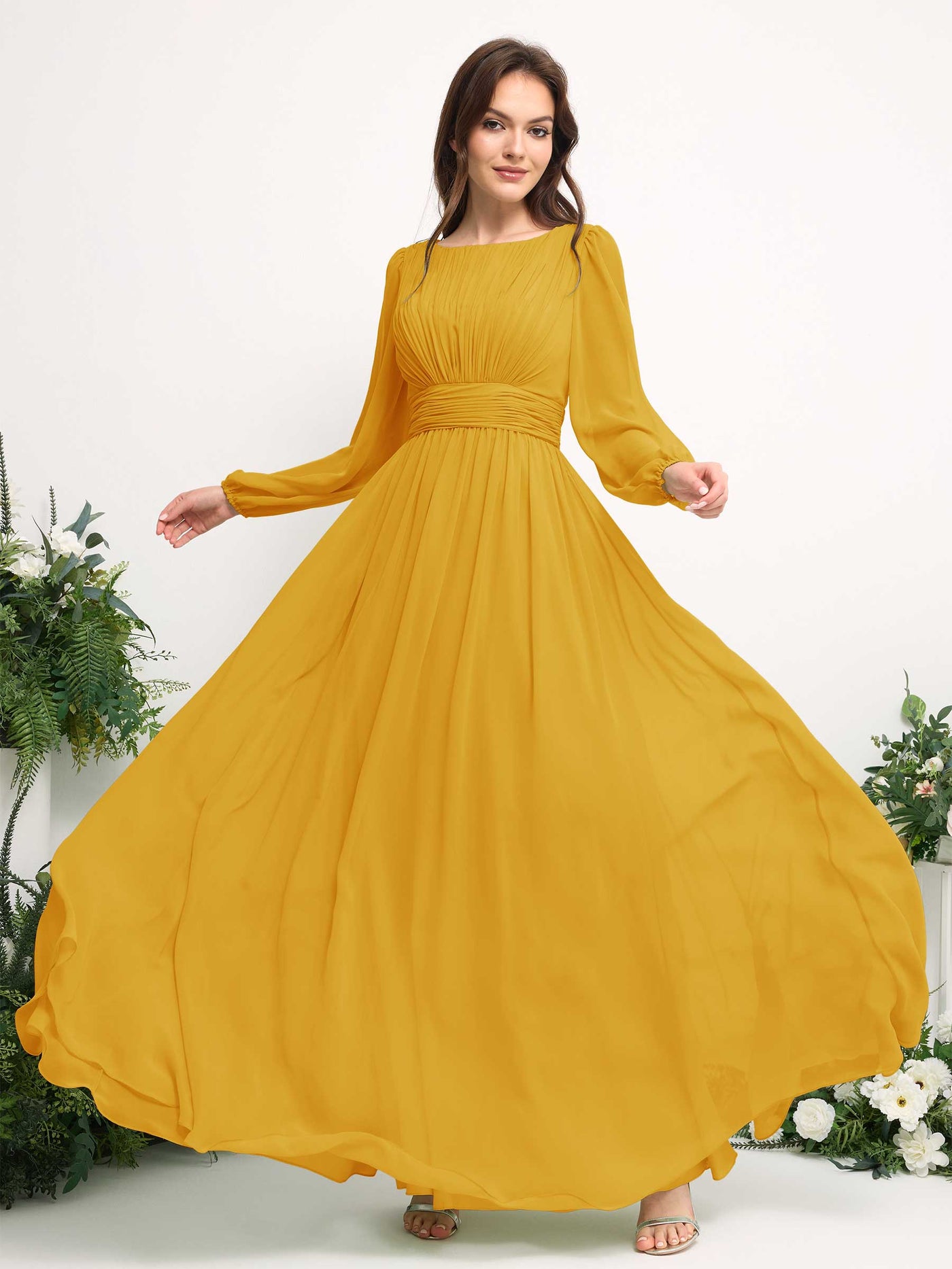 Carlyna Vestido línea A de gasa escote bandeja manga larga para dama de honor Amarillo Mostaza #color_amarillo-mostaza