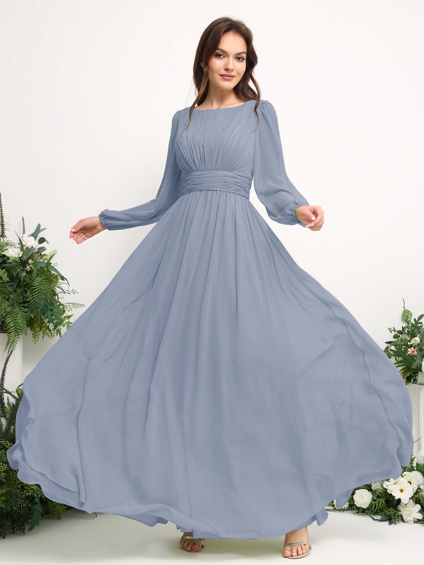 Carlyna Vestido línea A de gasa escote bandeja manga larga para dama de honor Azul Empolvado Mejorado #color_azul-empolvado-mejorado