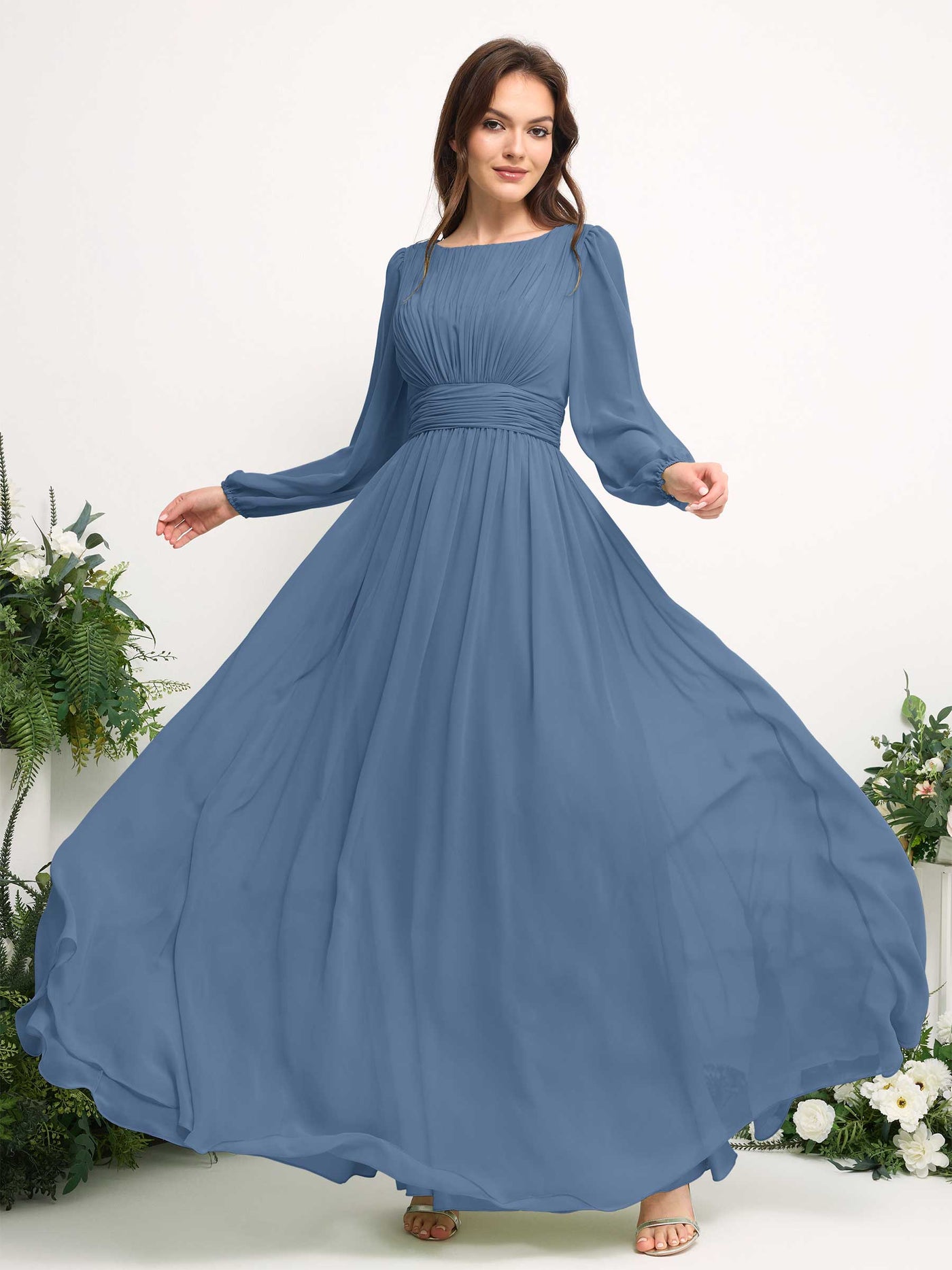Carlyna Vestido línea A de gasa escote bandeja manga larga para dama de honor Azul polvoriento #color_azul-polvoriento