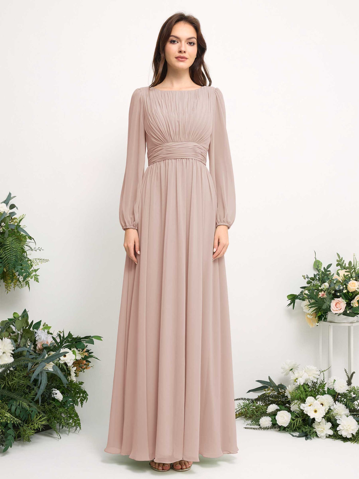 Carlyna Vestido línea A de gasa escote bandeja manga larga para dama de honor Biscotti #color_biscotti