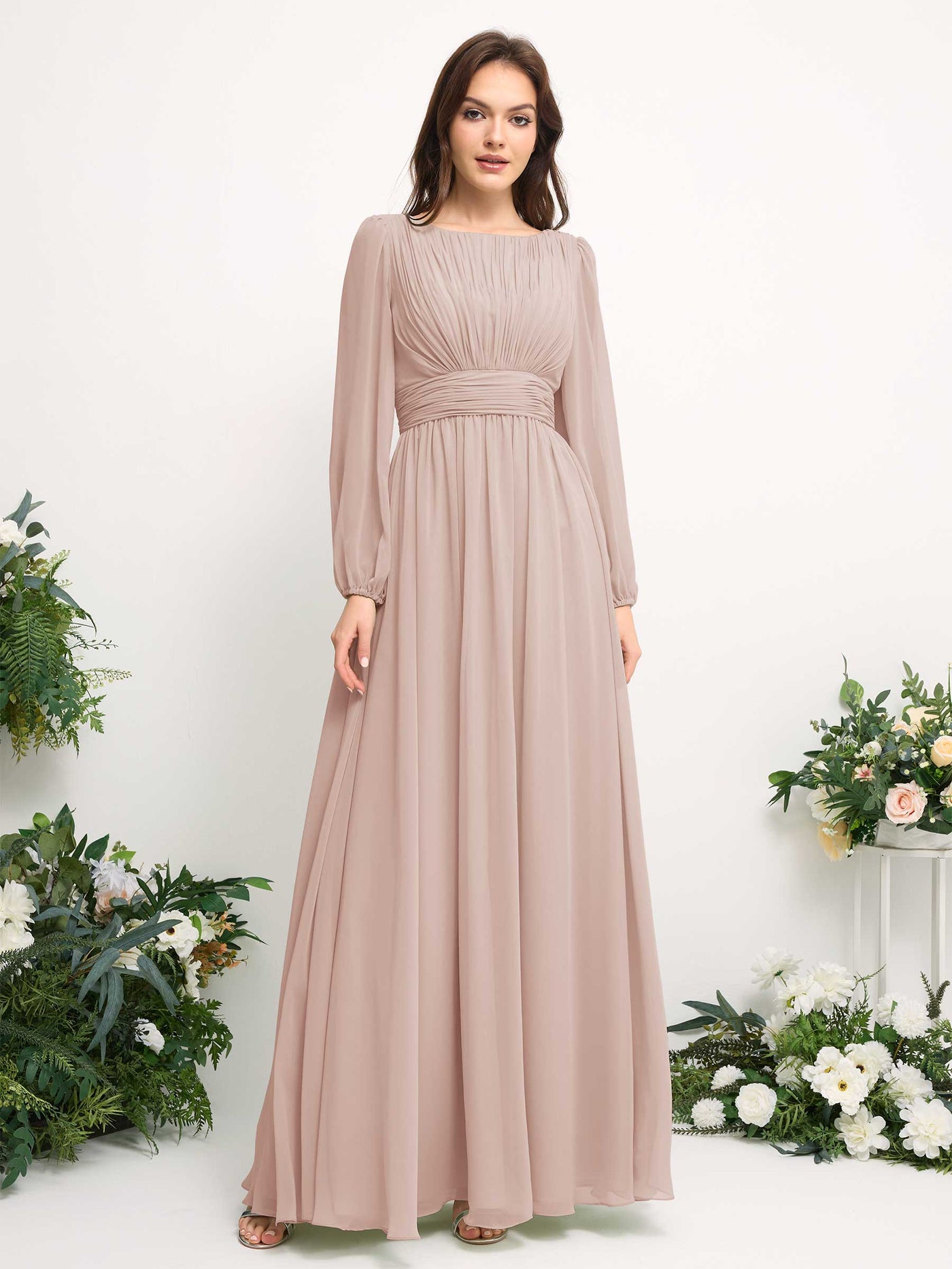 Carlyna Vestido línea A de gasa escote bandeja manga larga para dama de honor Biscotti #color_biscotti